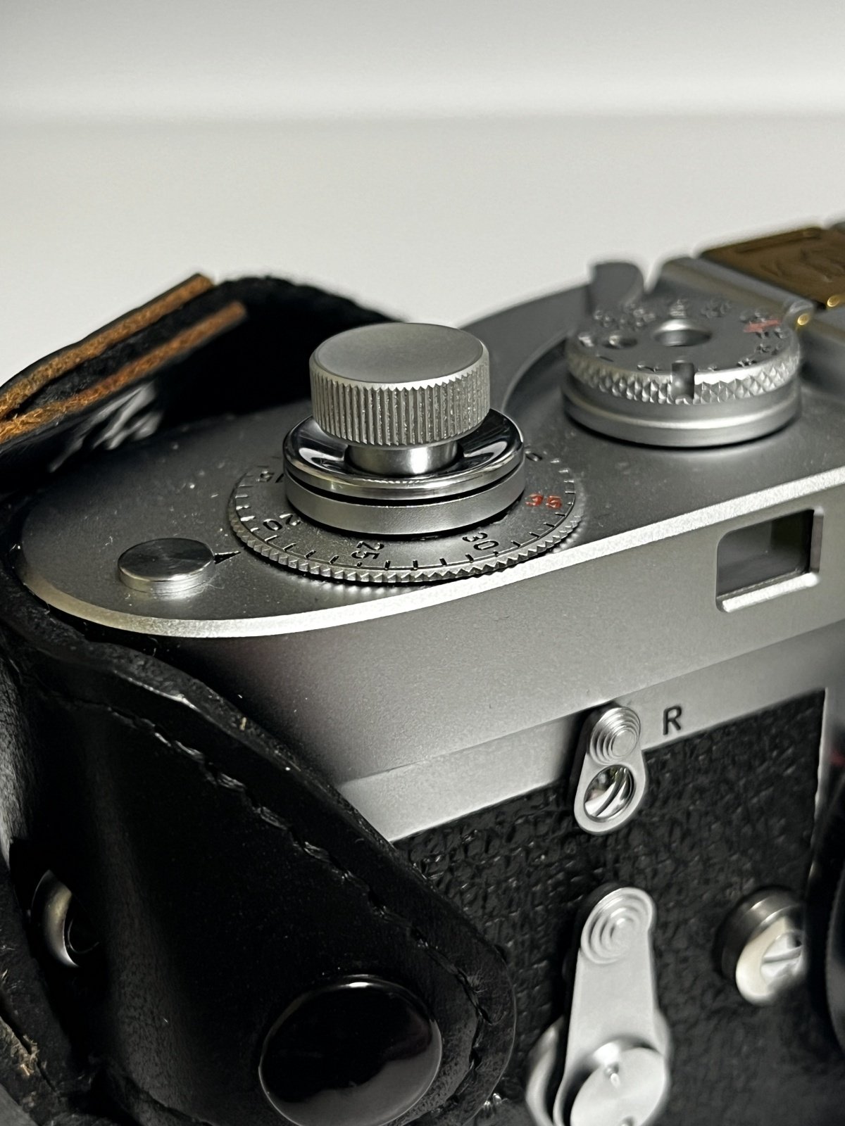 38．nanigashiのレリーズボタンをM型ライカに着ける＜カメラ