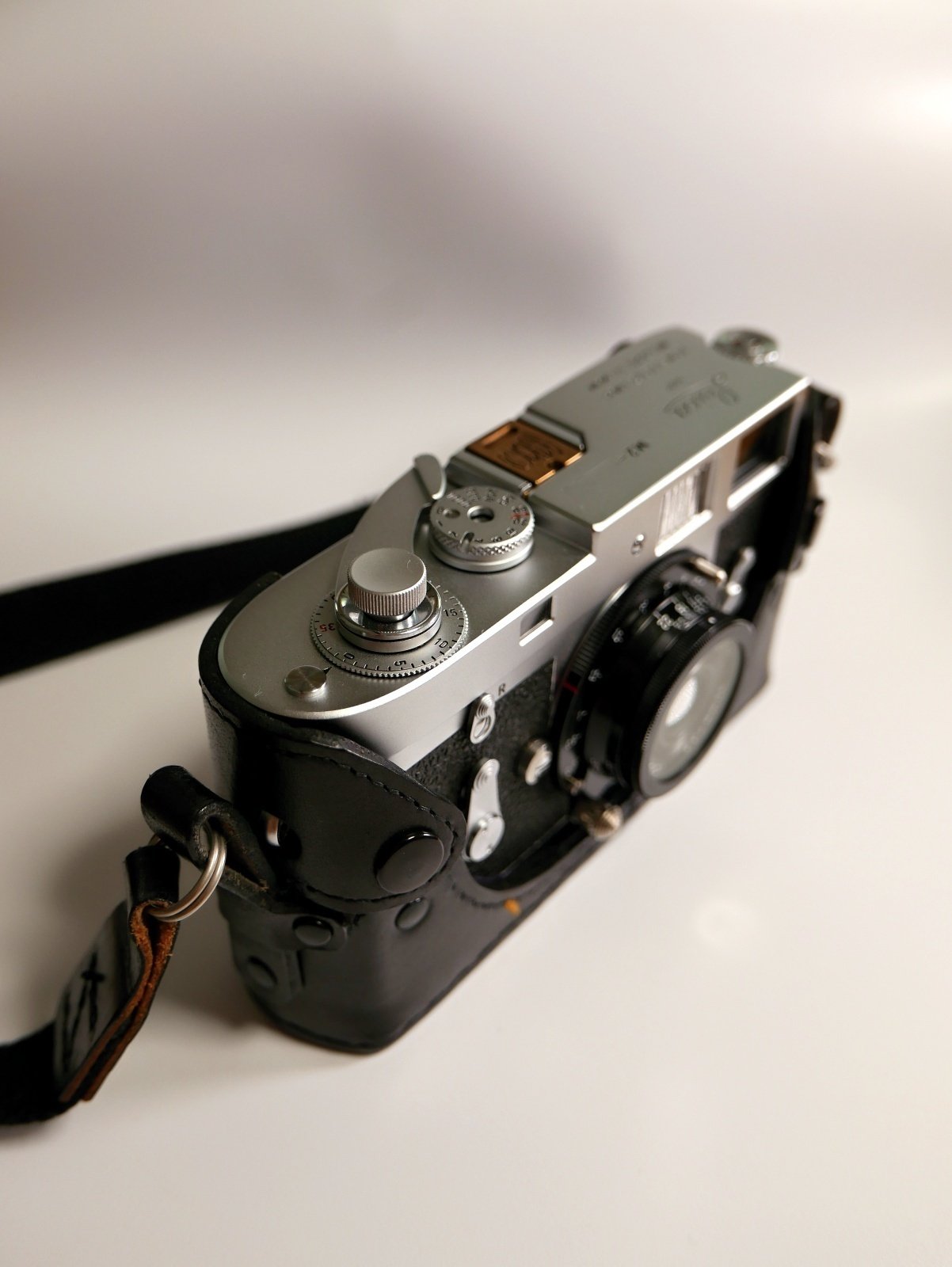 ライカシャッターボタン(汎用)オリジナル！銀925天然ブラックダイヤモンド使用。 ライカシャッターボタン(汎用)オリジナル！銀925天然ブラック