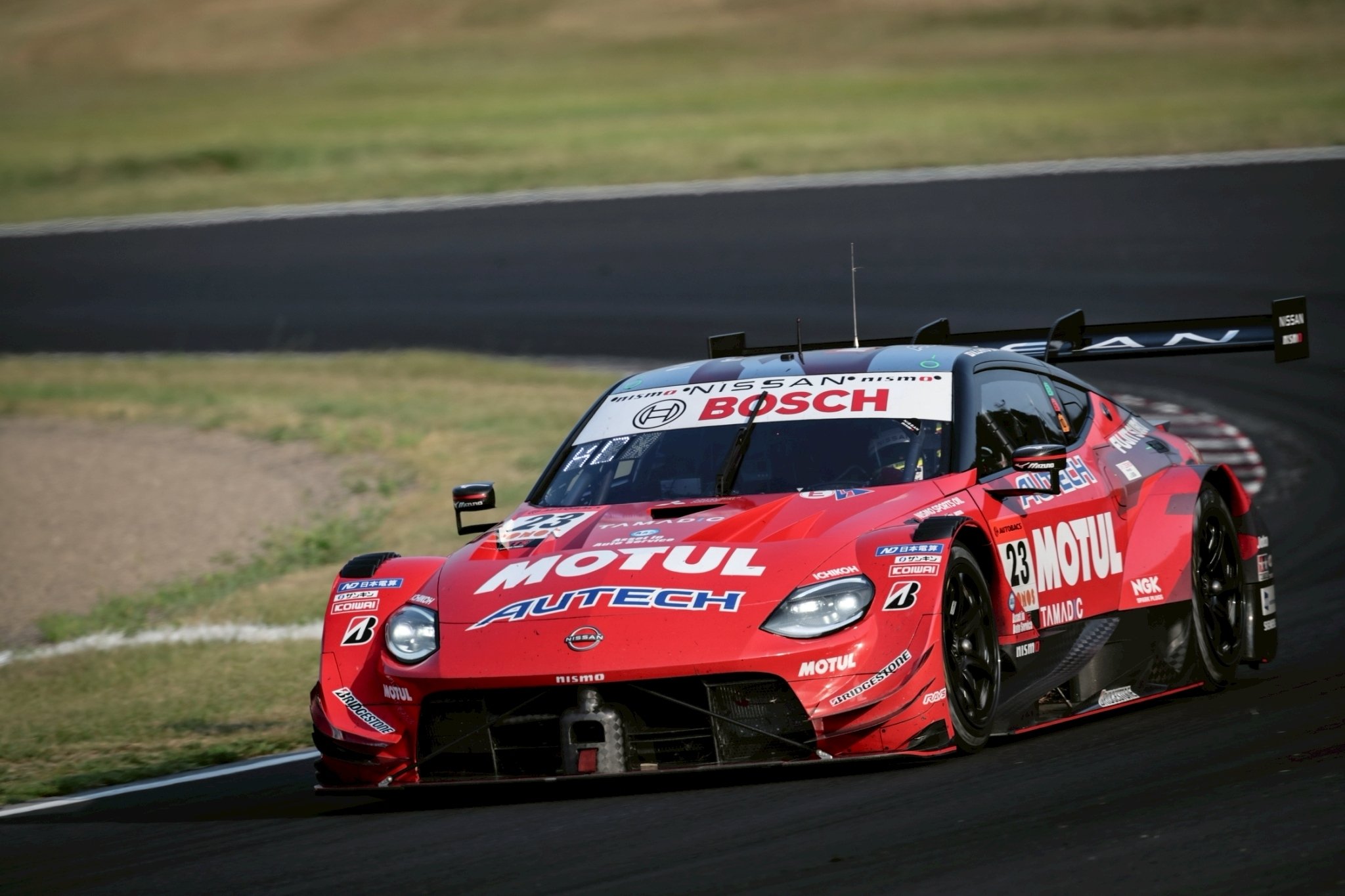 MOTUL AUTECH Zが鈴鹿で2年ぶりの勝利、GT300はCARGUYフェラーリが逆転