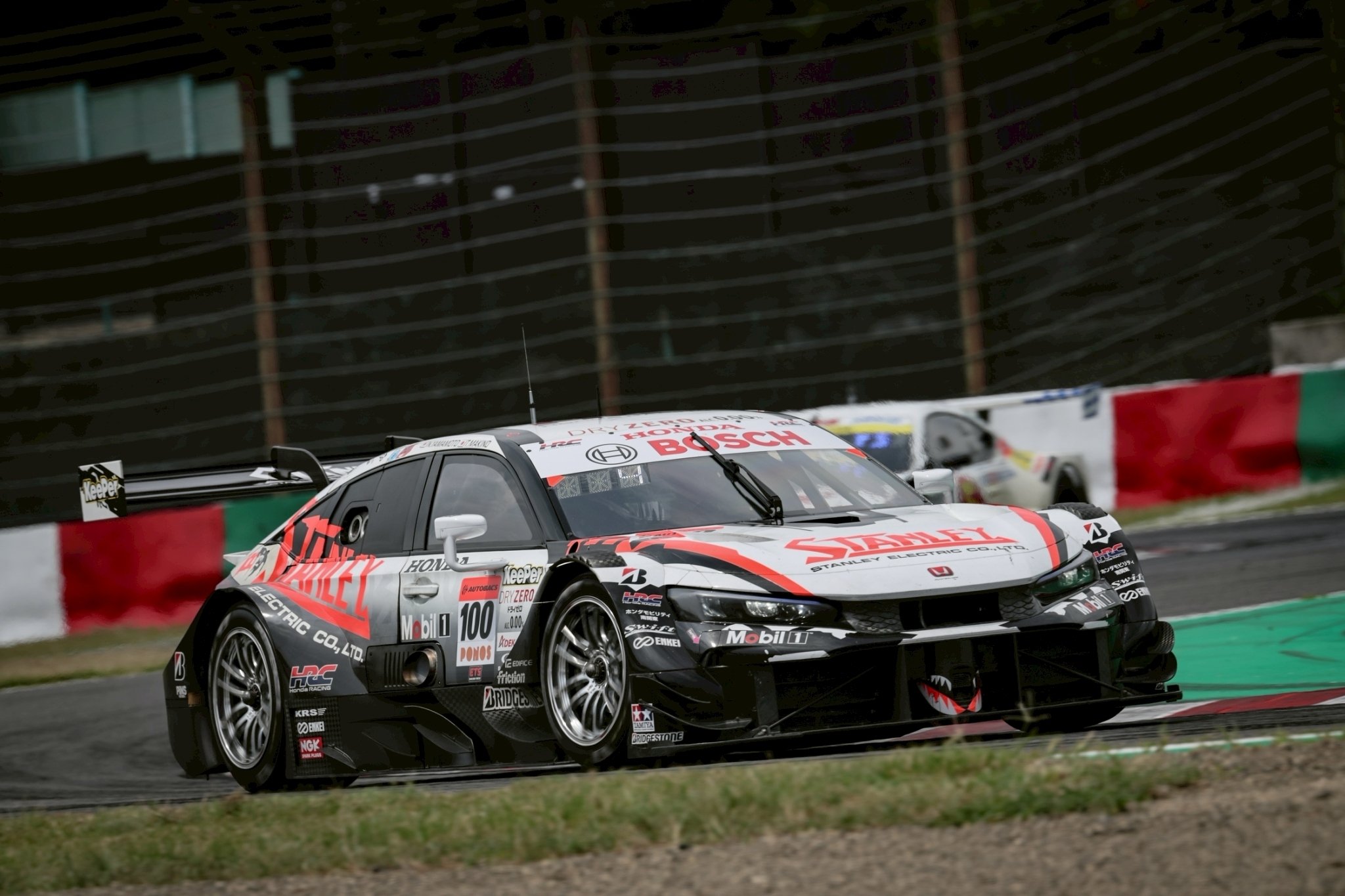 MOTUL AUTECH Zが鈴鹿で2年ぶりの勝利、GT300はCARGUYフェラーリが逆転