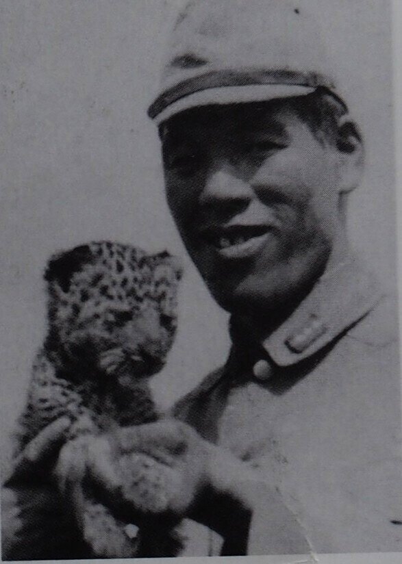 高知市に「ハチと兵士の像」戦争に翻弄されたヒョウの物語｜中山道雄