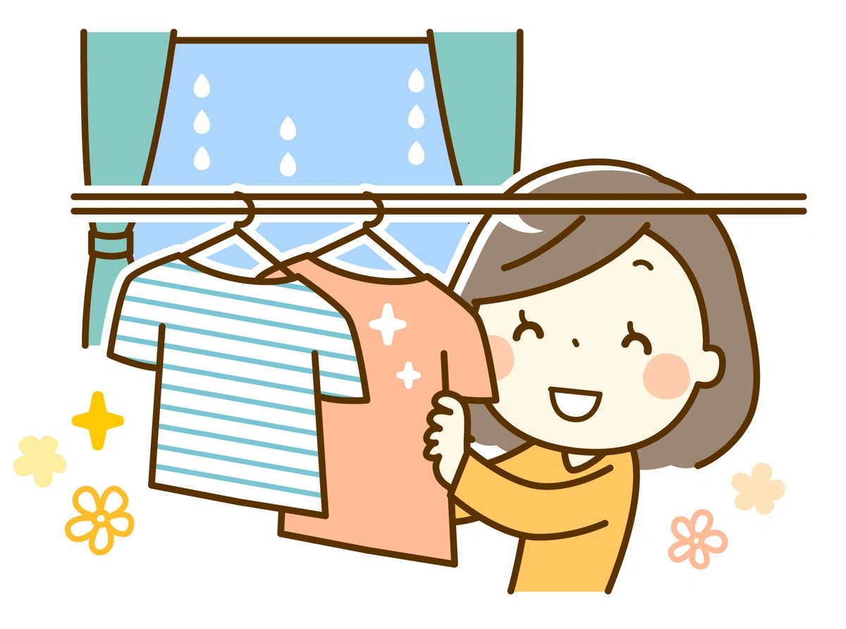服を部屋干しする女性