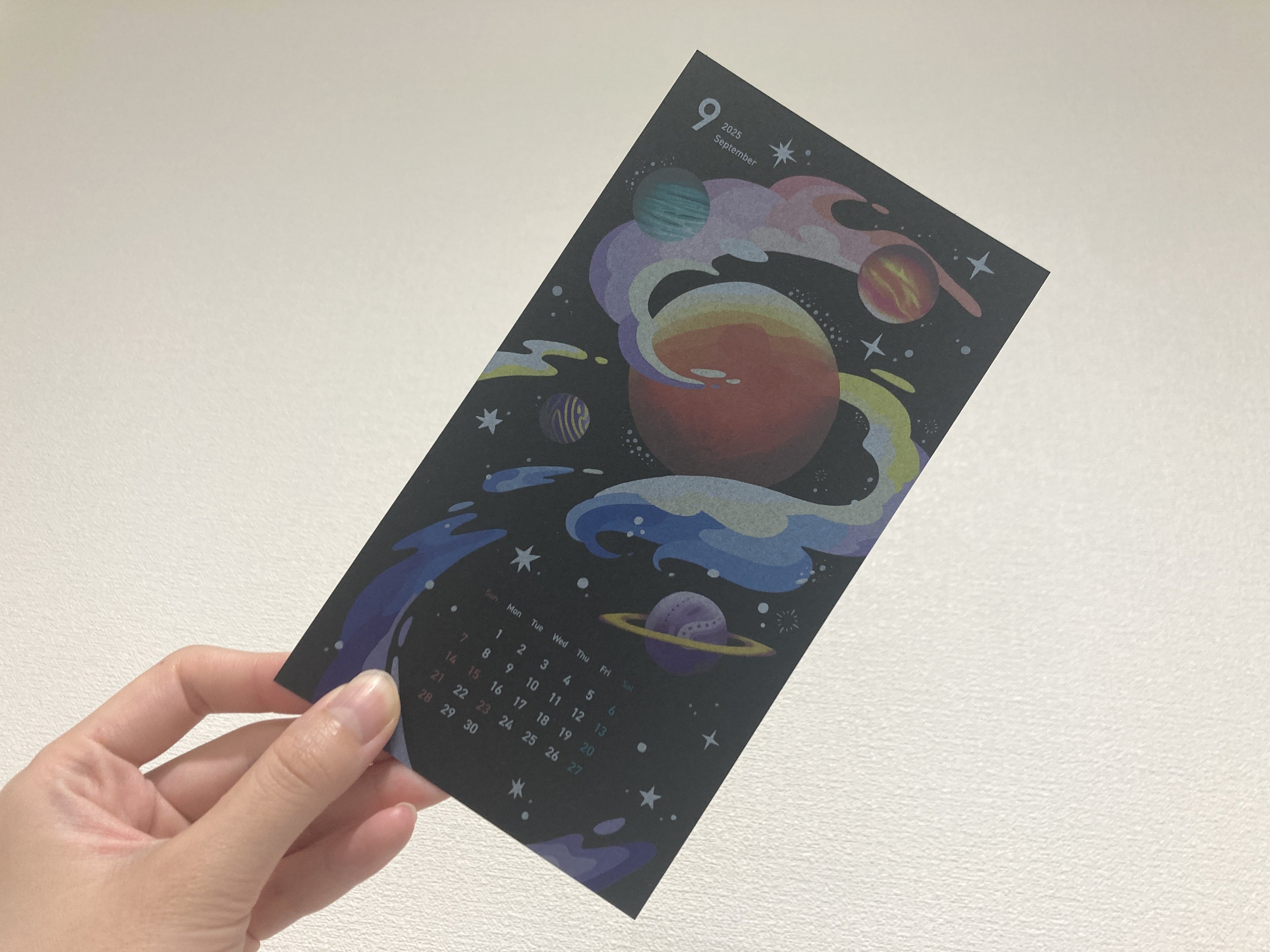 黒紙+白2度刷+CMY│9月カレンダーハガキ｜タカヨシ オープン社内報