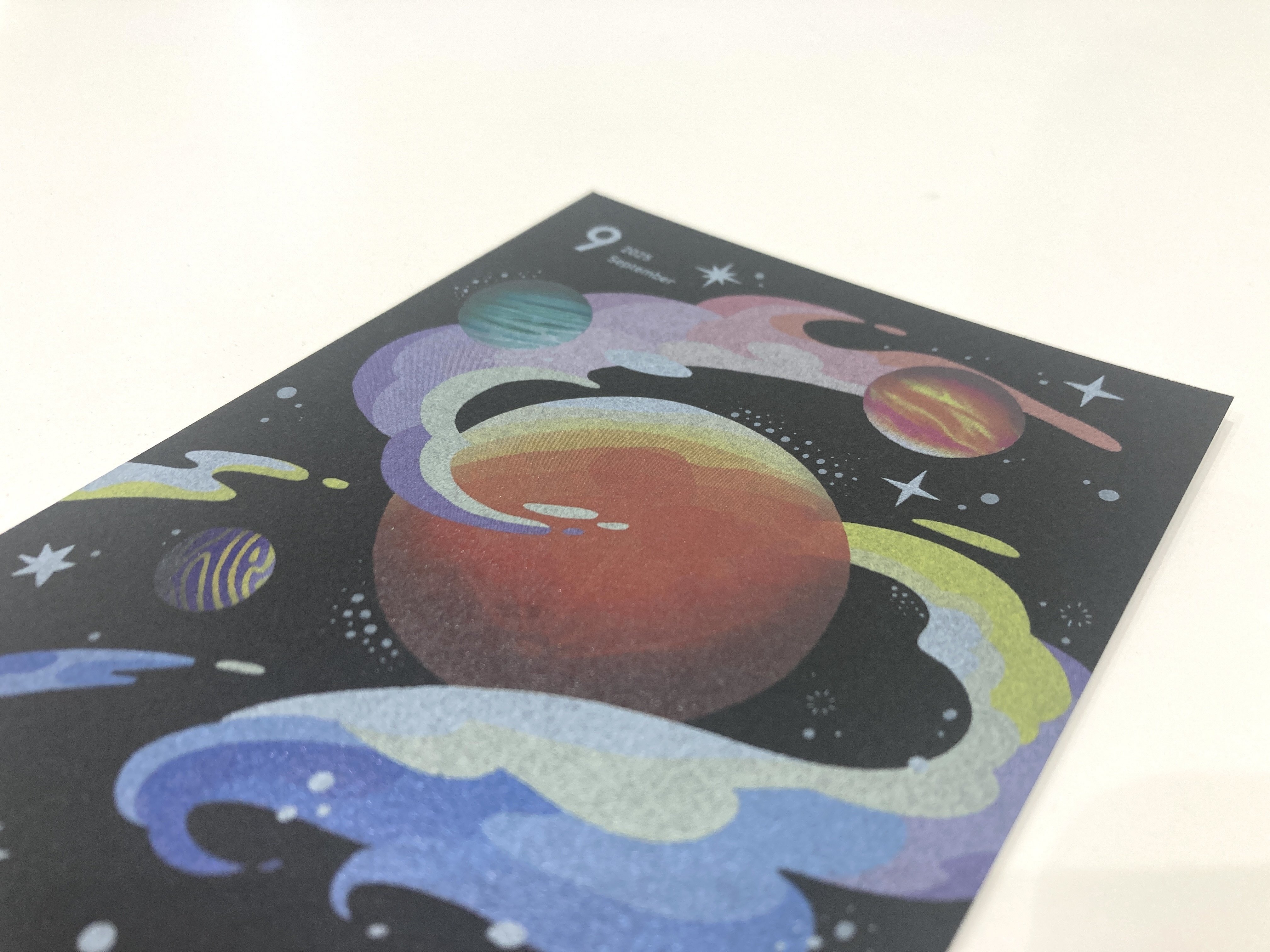 黒紙+白2度刷+CMY│9月カレンダーハガキ｜タカヨシ オープン社内報