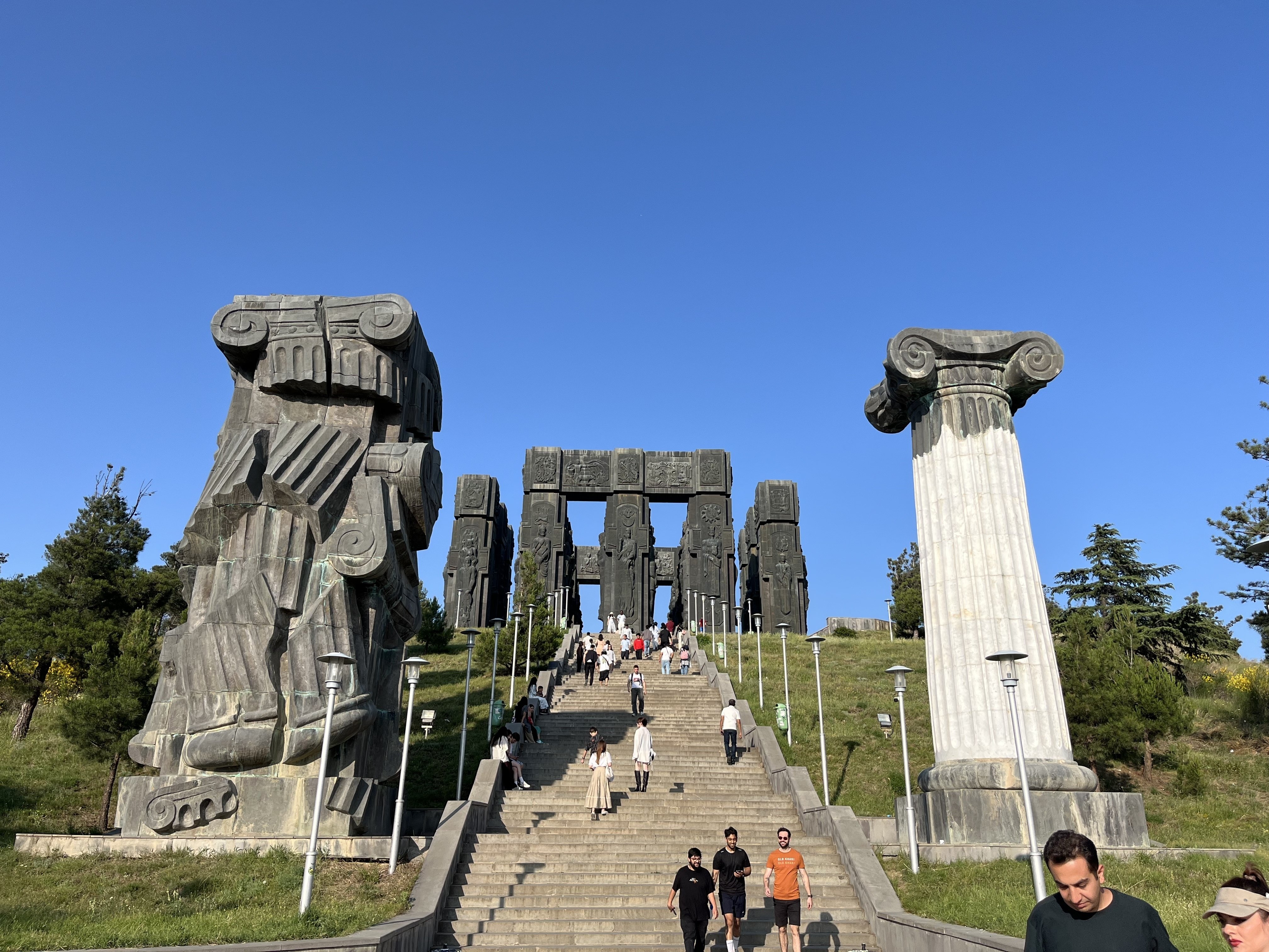 ソ連崩壊で工事中断！？ジョージア建国3000年記念碑『クロニクル』の