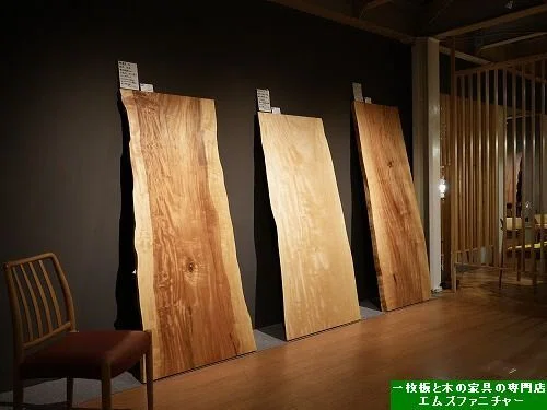122,お客様人気『ナンバーワンの樹種』栃の木の一枚板。今回は個性ある