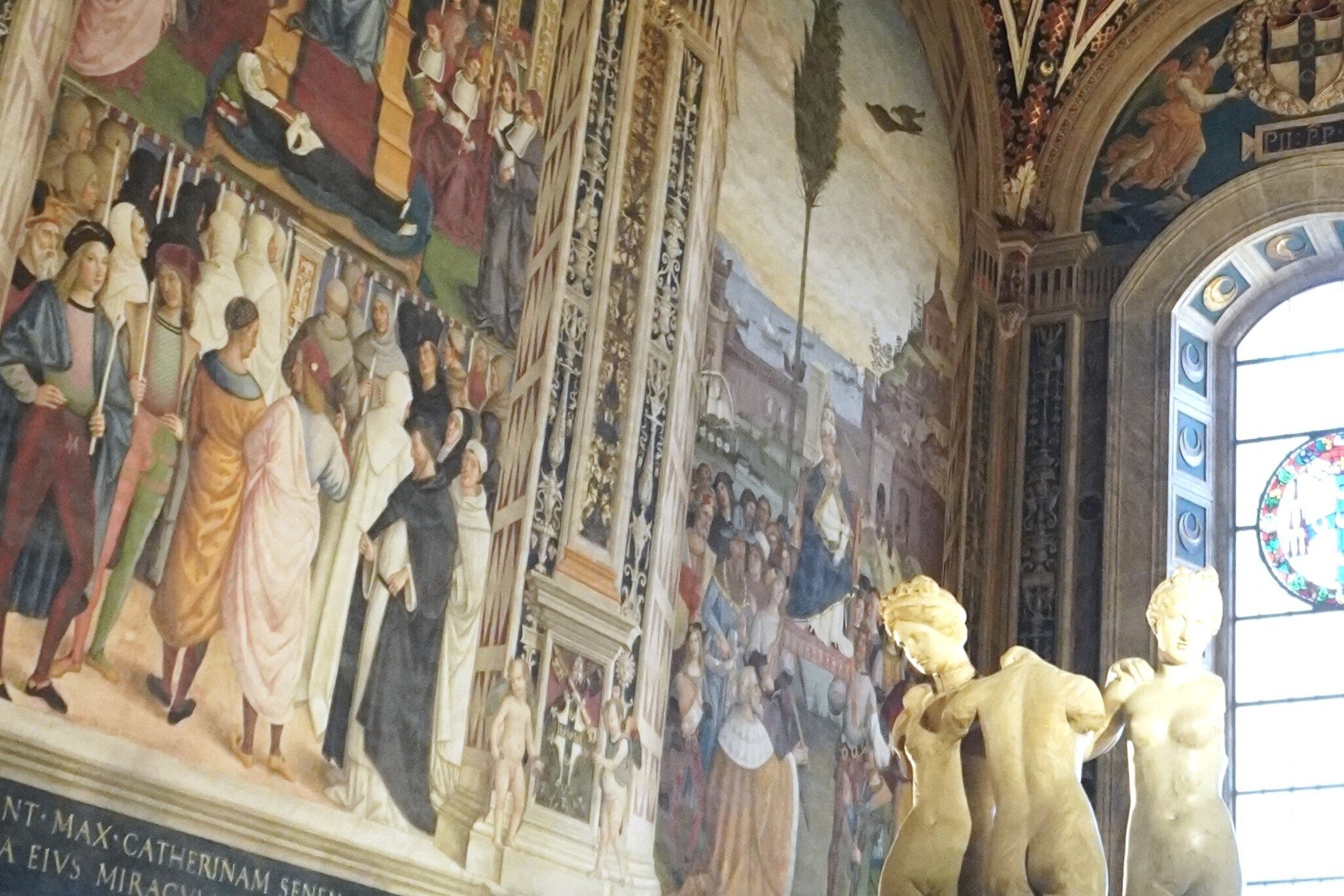 圧巻！シエナ大聖堂内・ピッコローミニ図書館のフレスコ画と煌びやかな