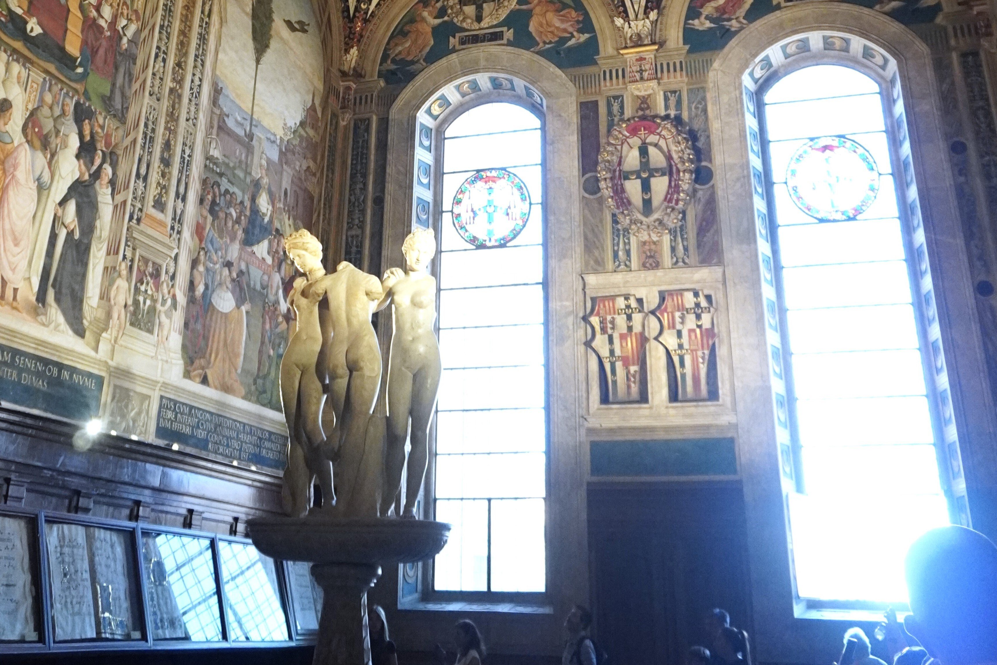 圧巻！シエナ大聖堂内・ピッコローミニ図書館のフレスコ画と煌びやかな