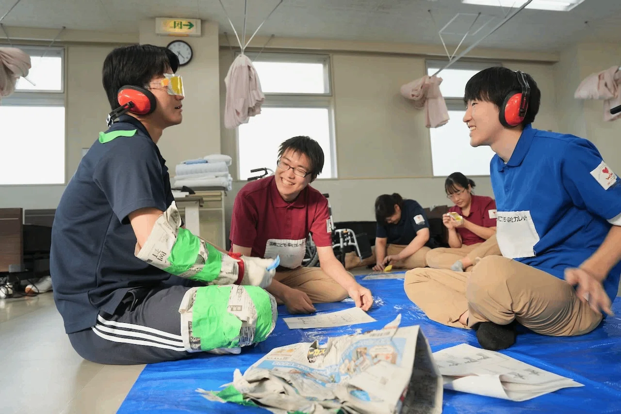 高齢者疑似体験 手作り 西辺中 年生が老化疑似体験 思いやりの心育む