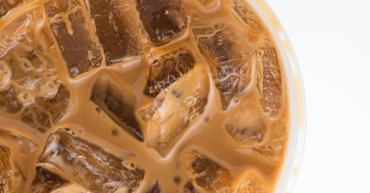 カフェのあの味。濃厚なアイスブレンドで楽しむアイスカフェラテ｜54B