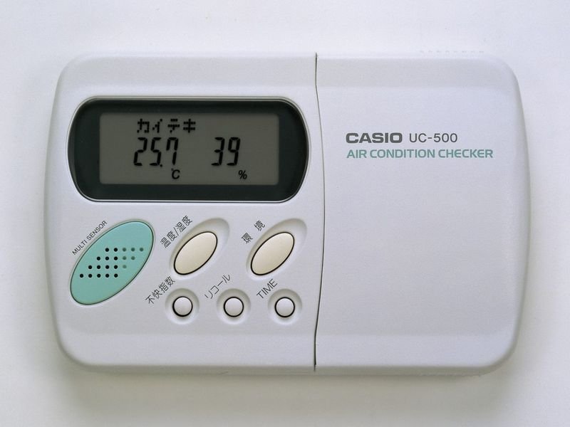 オモシロ電卓物語 Vol.4：納涼！センサー電卓 熱中症や日焼けを防ぐ