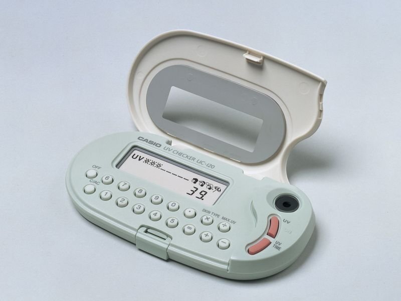 オモシロ電卓物語 Vol.4：納涼！センサー電卓 熱中症や日焼けを防ぐ