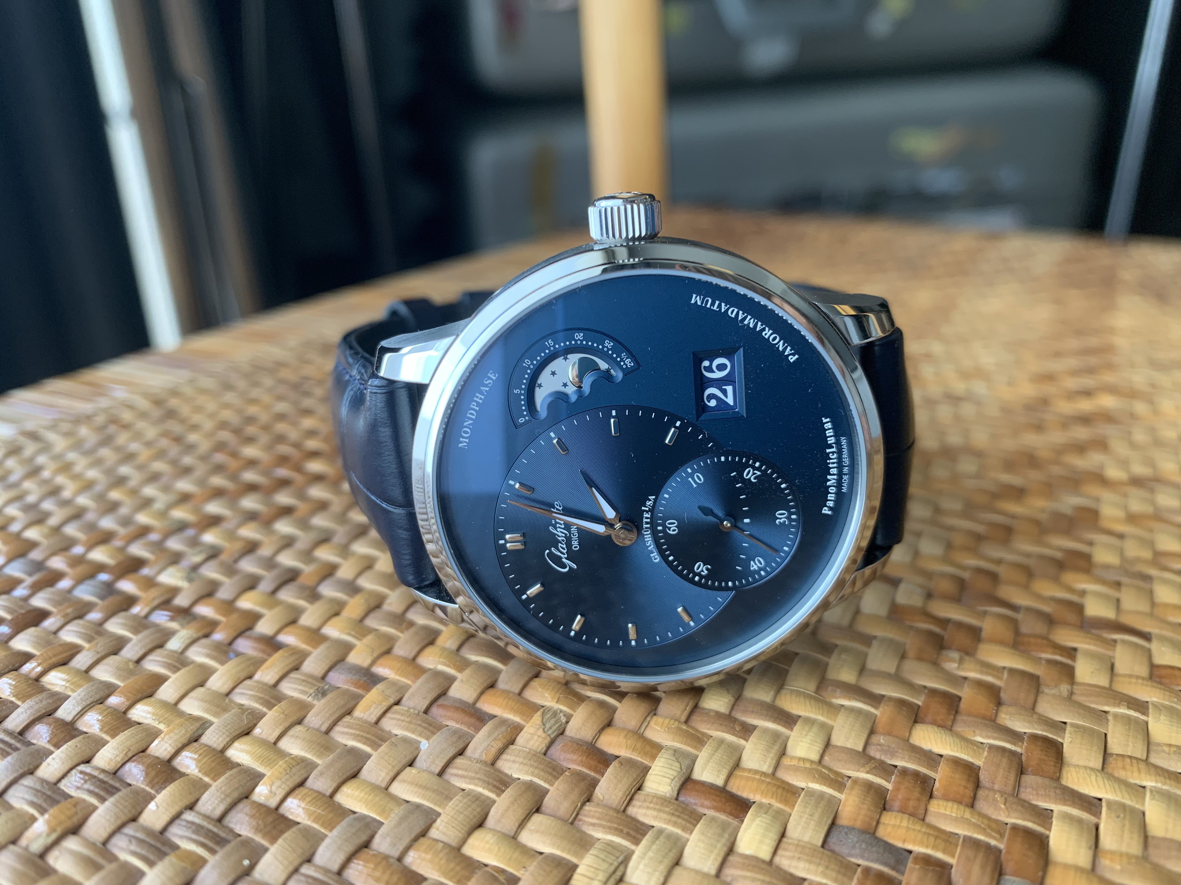 クルマと時計の共通点と相違点。グラスヒュッテオリジナルの「パノ