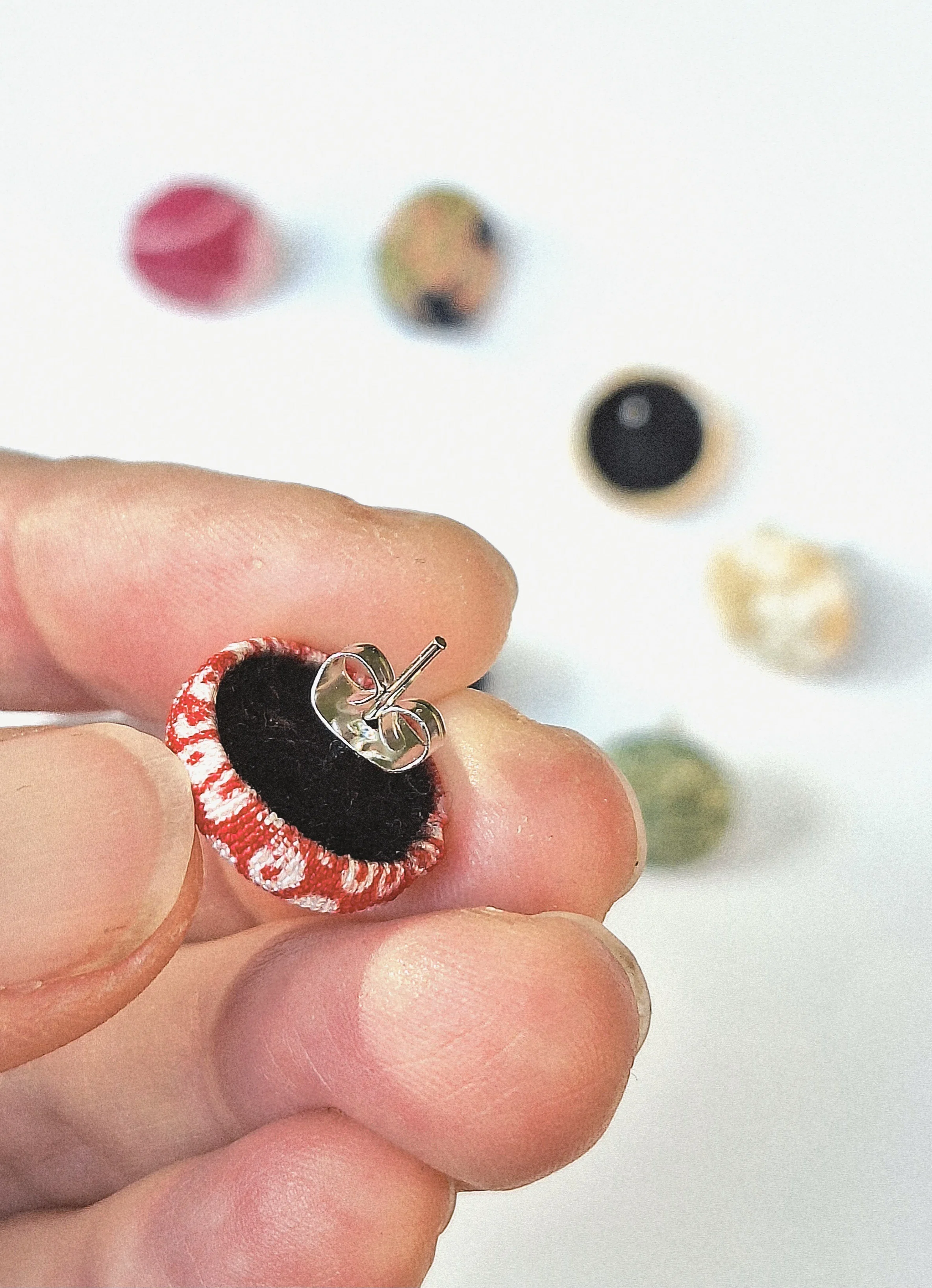 着物リメイク！15mmくるみボタンピアス裏側はフェルト処理しています