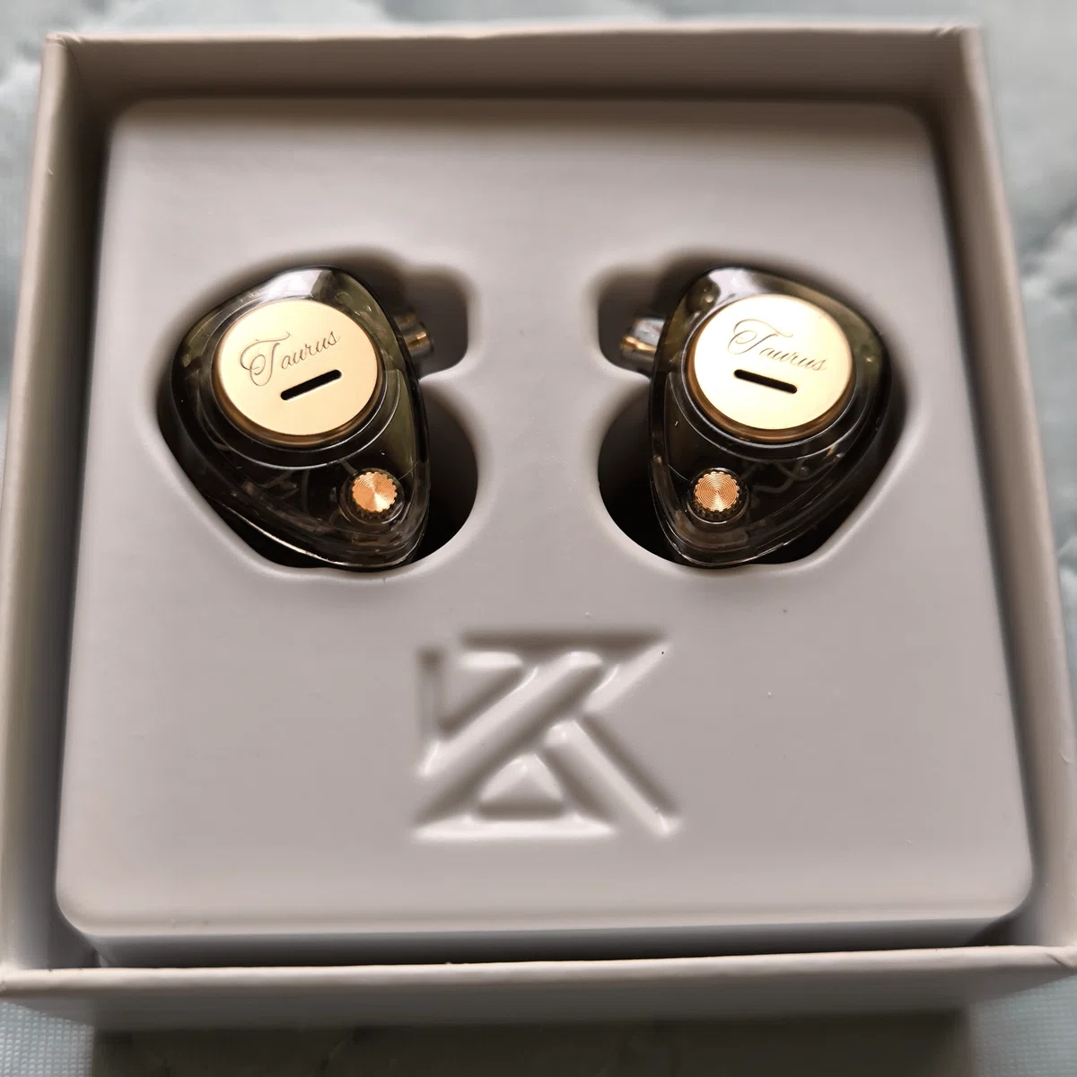 KZの低価格帯の新境地となるか？ 8mm 2DD搭載イヤホン「Taurus (牡牛座