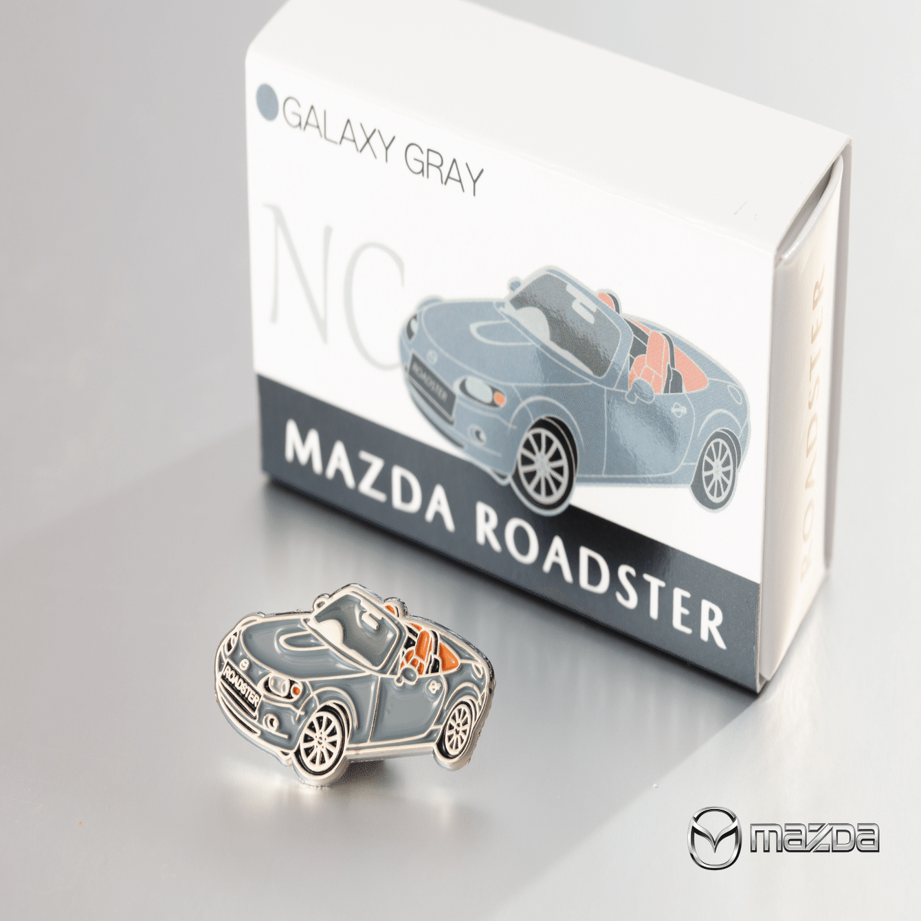 ユーノスロードスター、ミニカー＆ピンバッジ3点セット ユーノスロードスター、ミニカー＆ピンバッジ3点セット ユーノス