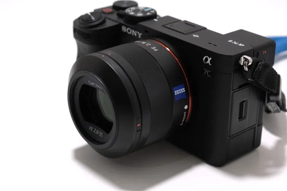 スナップならコレ！Sonnar T* FE 35mm F2.8 ZAを試す｜はるか