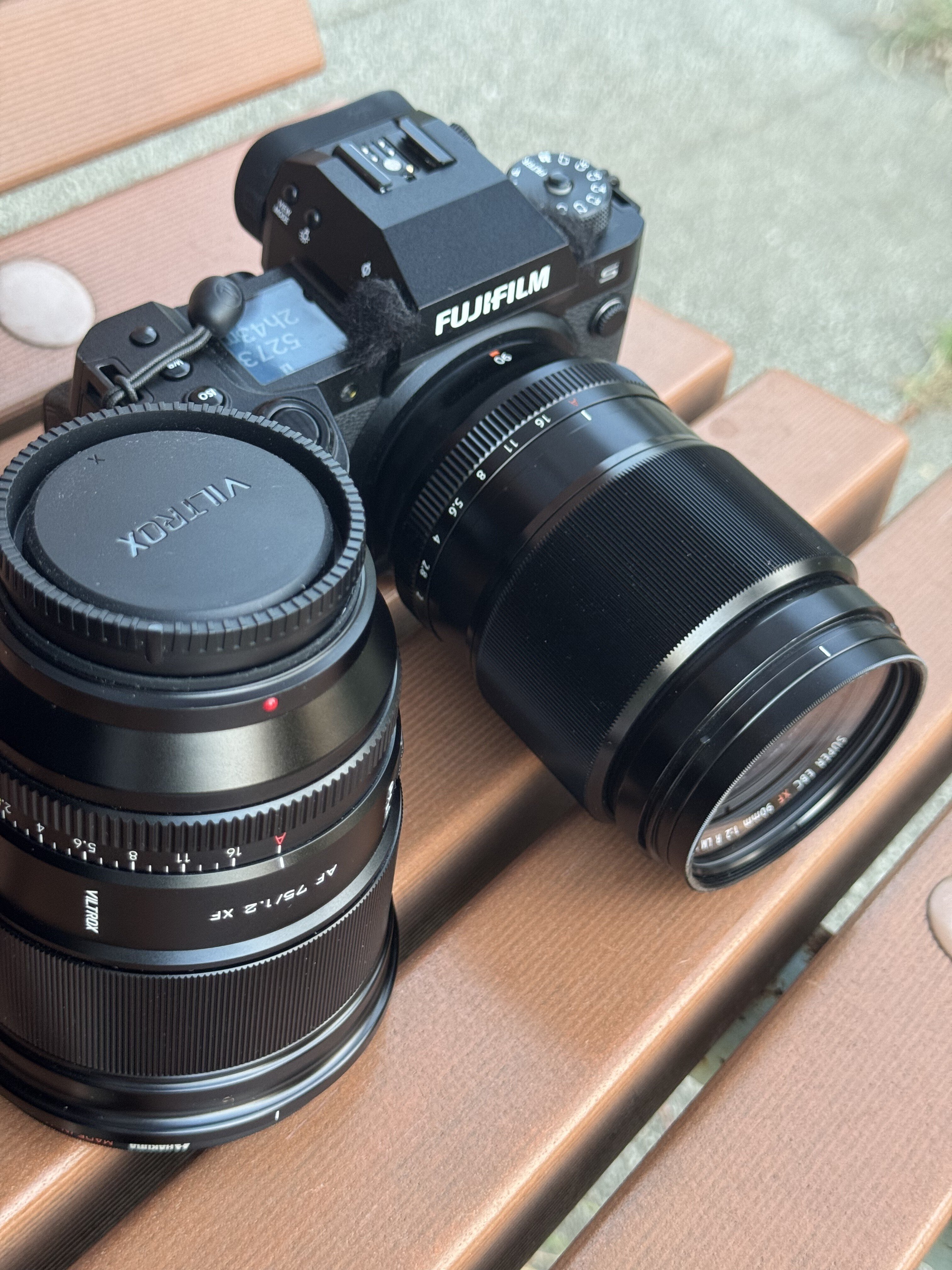 Fujifilm XF 90mm F2.0 レンズ Amazon.com : Fujifilm XF 90mm F2 R LM WR Lens Bundle with