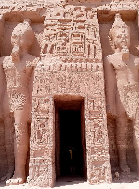 □せっかくなら泊まって体感！アブ・シンベル神殿でナイトショーと朝日