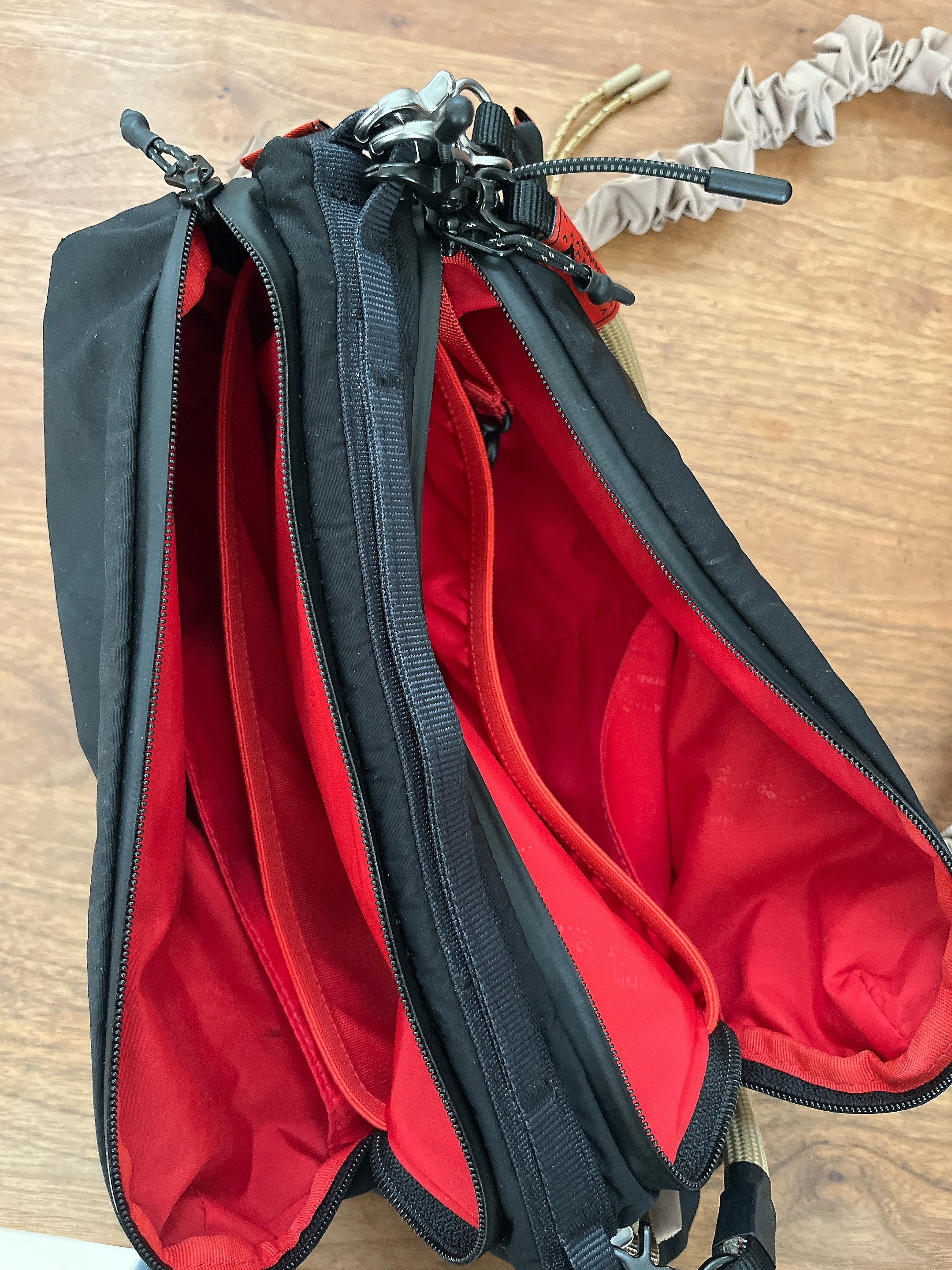 topologie バッグ 黒/赤 これが今のマイベスト 機内バッグと街歩きバッグ｜nica