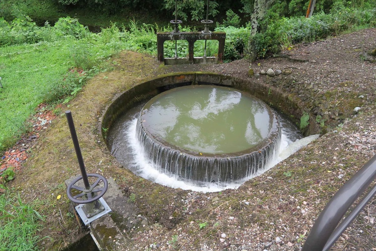 赤祖父円筒分水槽 全景