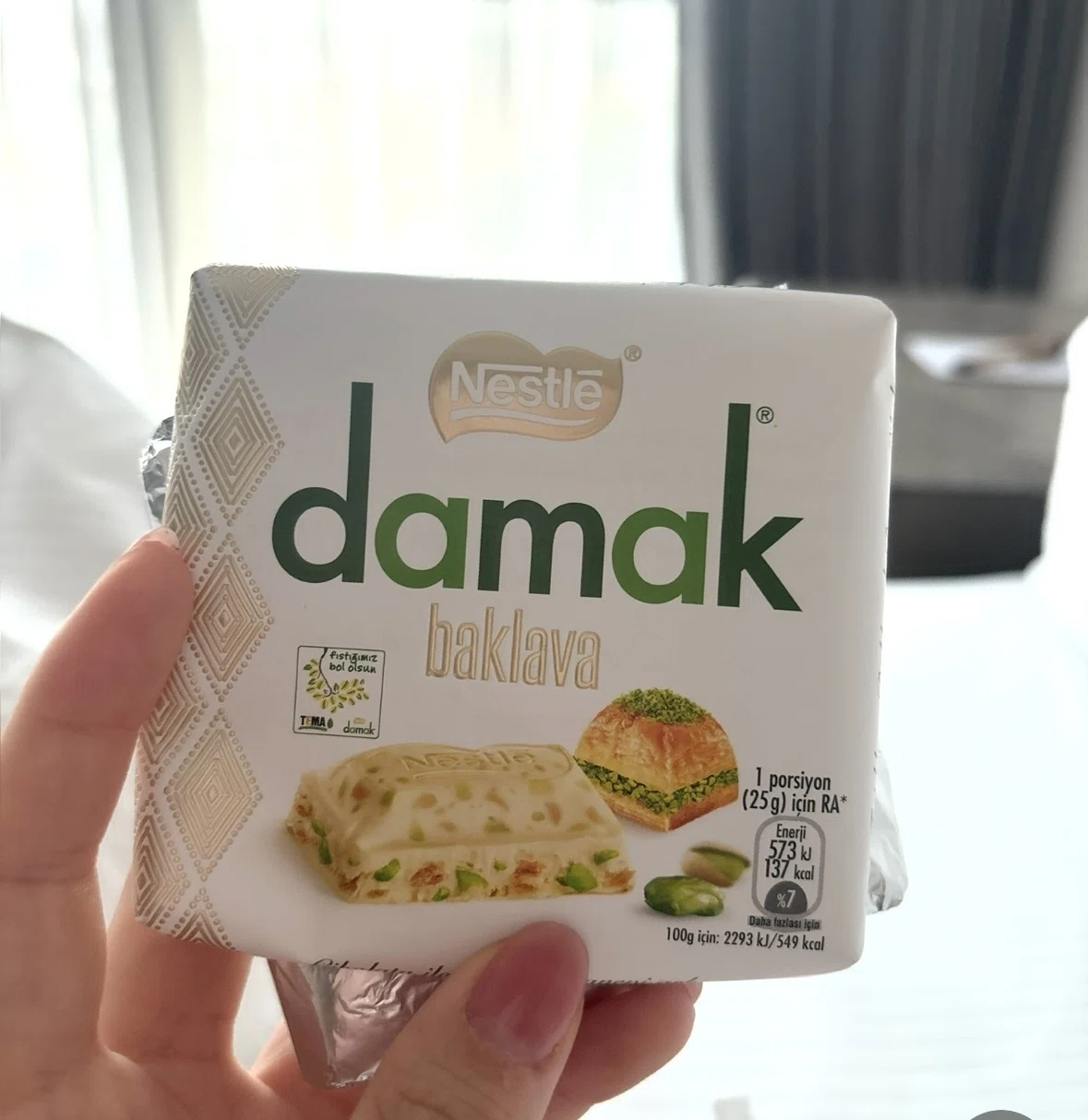 トルコ編🇹🇷】ピスタチオチョコ食べ比べ ETi vs Damak｜世界旅行〜お