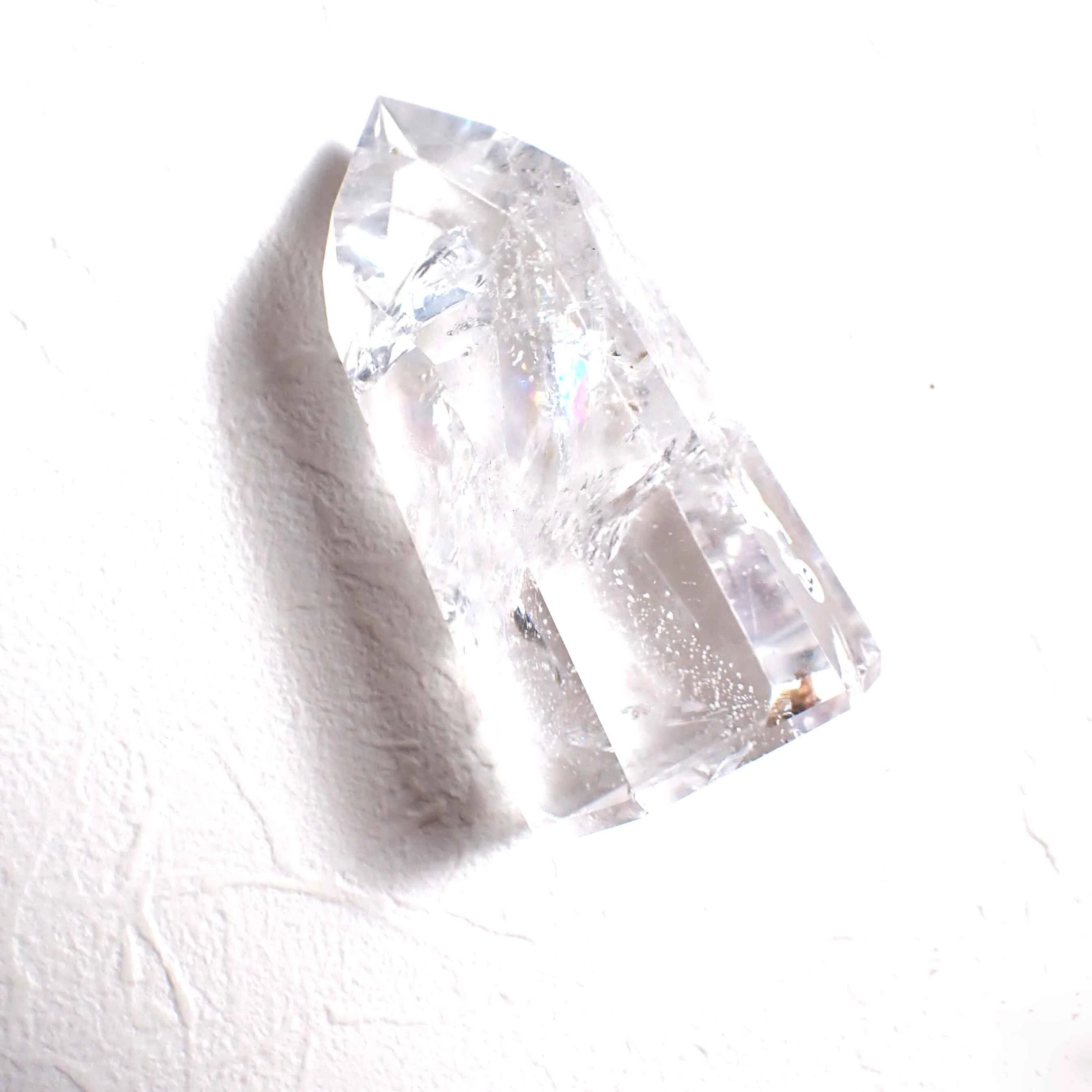 六角柱＝水晶が“柱のかたち”になる理由 ✨結晶構造から読み解く天然石