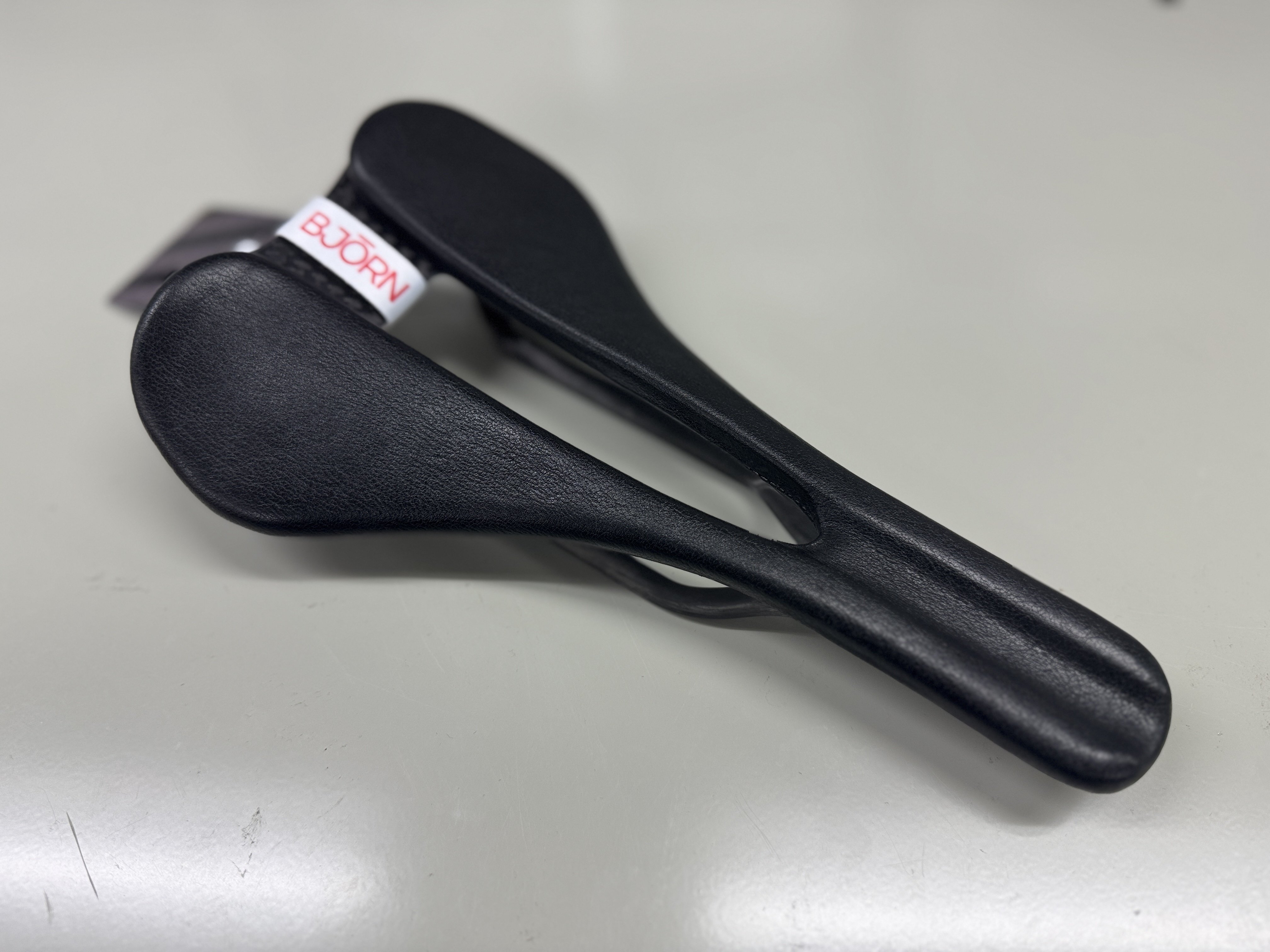 【希少•完売品】BJORN 軽量 カーボンサドル 85g Sedloビョルン 希少•完売品】BJORN 軽量 カーボンサドル 85g Sedloビョルン