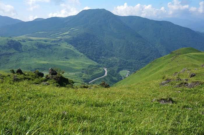 由布岳西口登山道の草原から見下ろす狭霧台