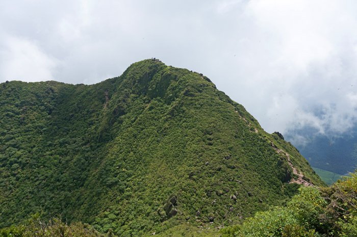 西峰から望む由布岳東峰