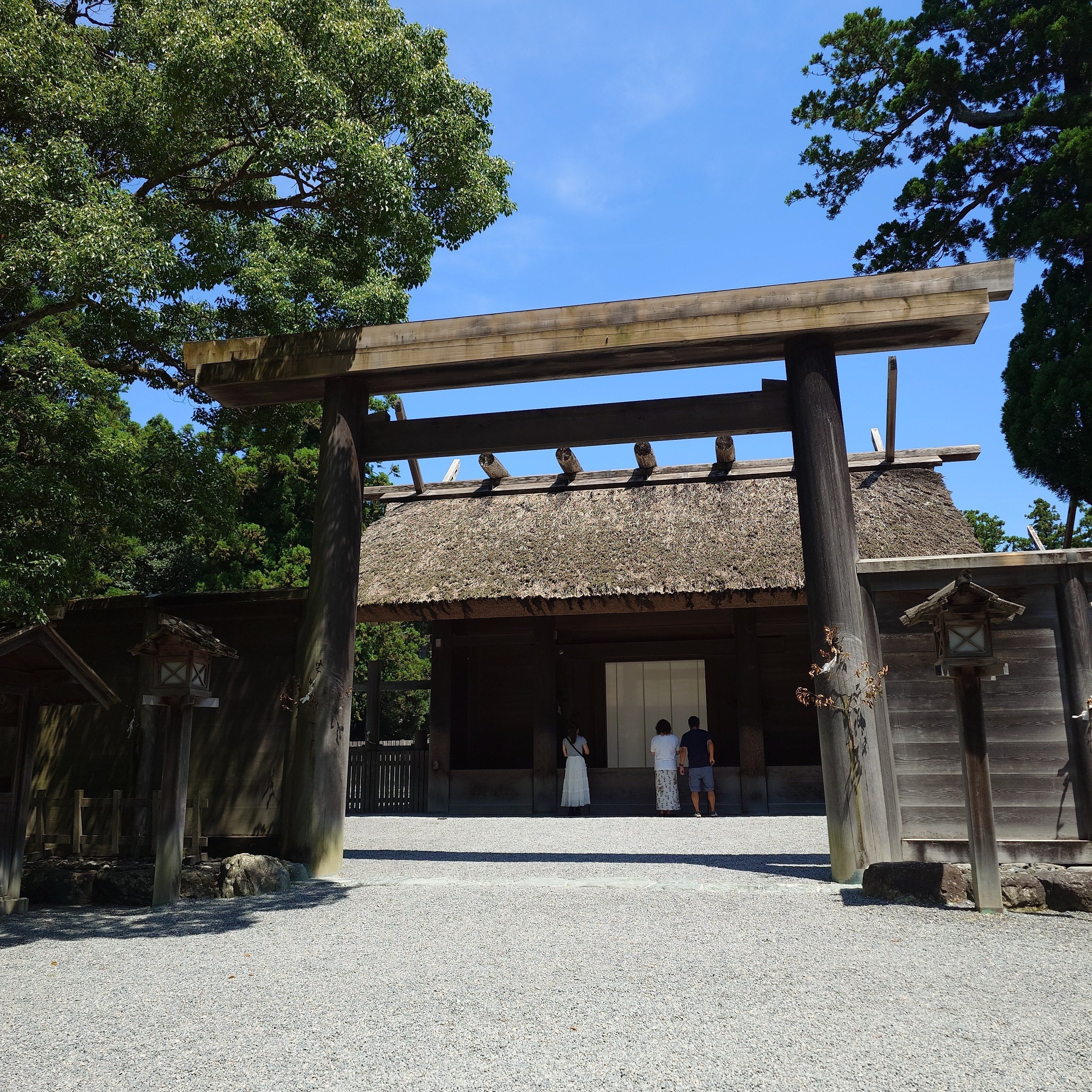 伊勢神宮 写真集 非売品(左) 平凡ギャラリー　8 「伊勢神宮」　(右) 伊勢神宮 写真集 非売品(左) 平凡ギャラリー 8 「伊勢神宮」 (右