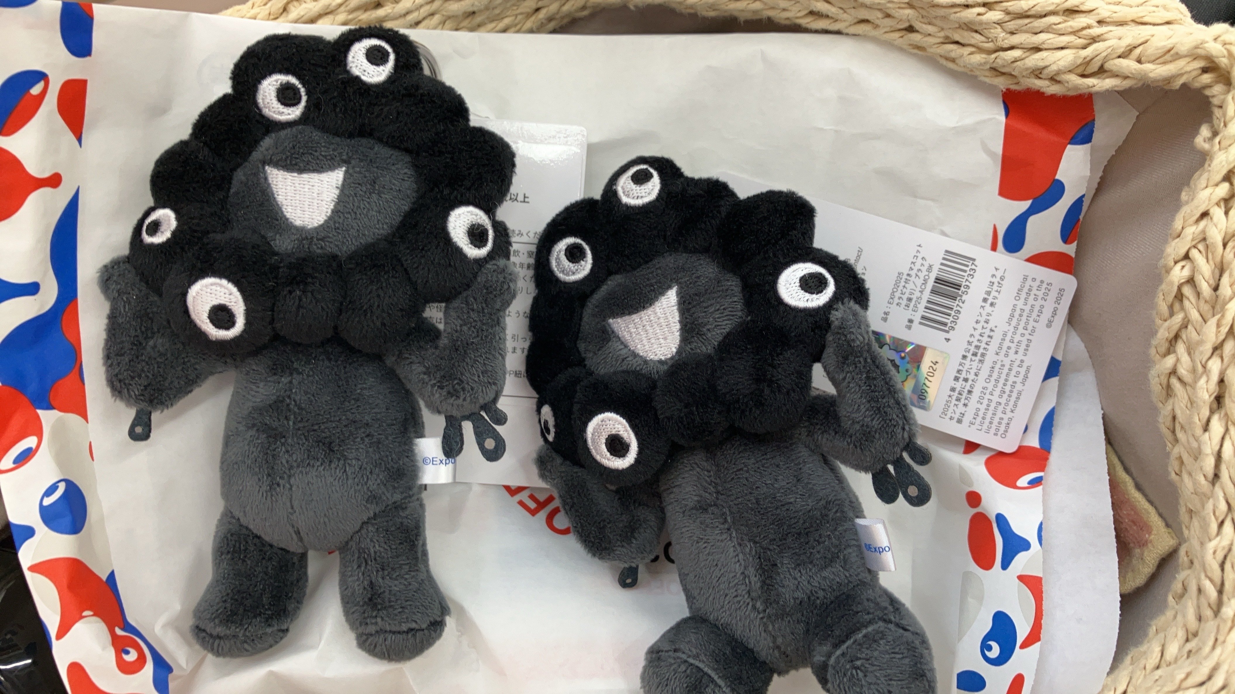 黒ミャクミャク　キーホルダー　2点 黒ミャクミャク”新商品が発売で売り切れ必至！？ ぷにぷにシール