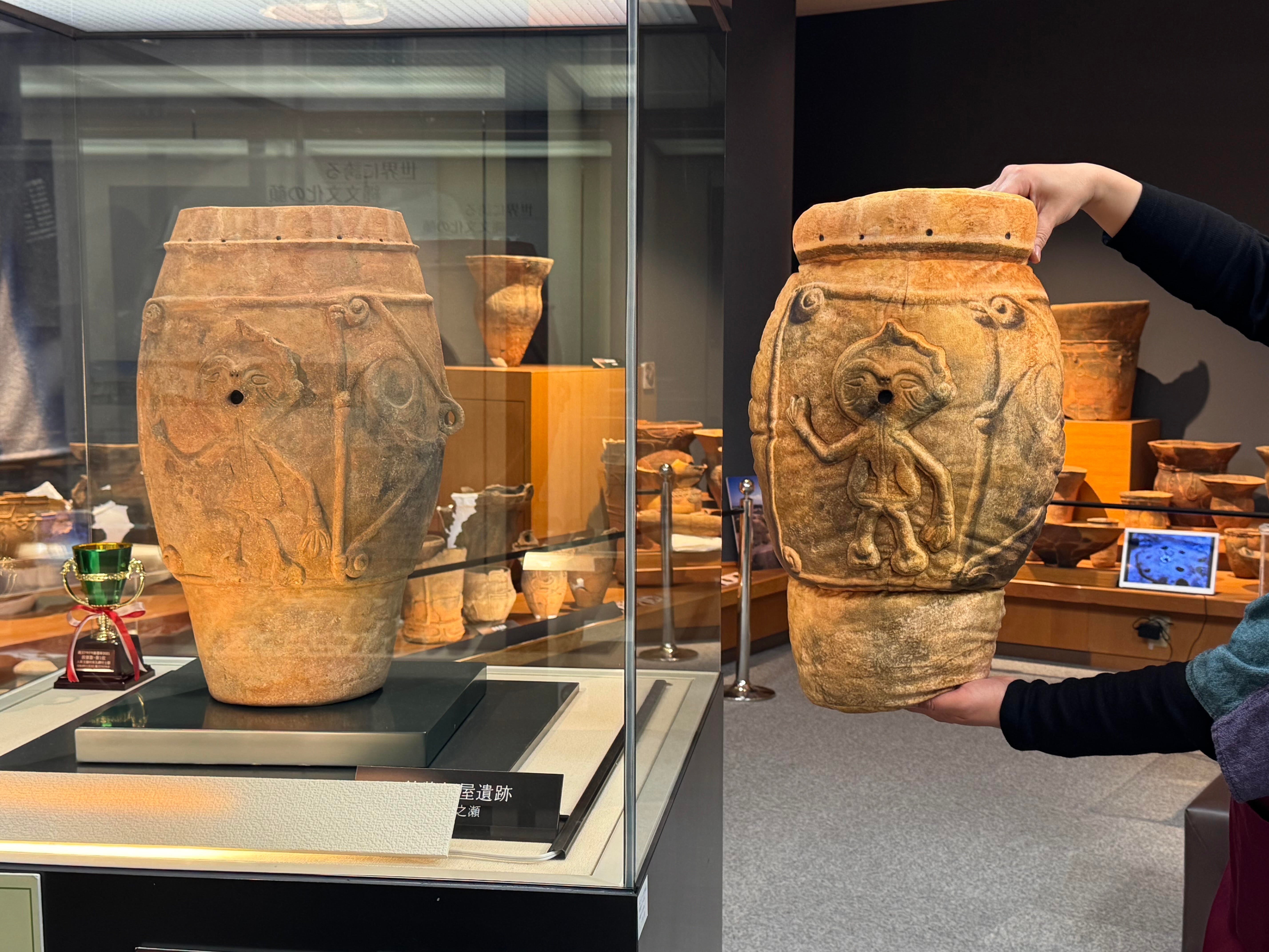 縄文土器に癒やされる!? ほぼ原寸の腕まくらクッション ＃南アルプス市