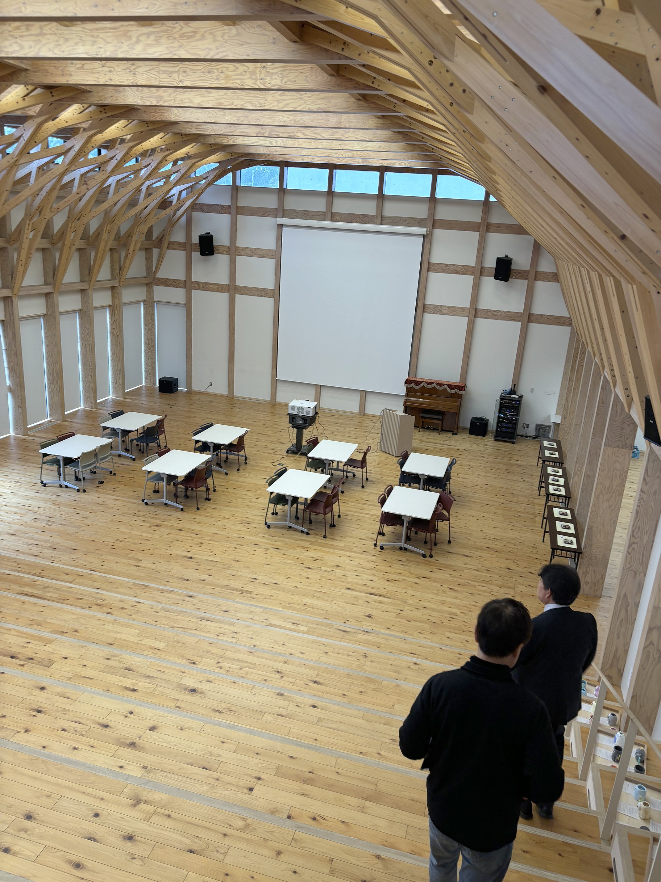 流山市立おおぐろの森中学校、開放感の広がる木がたくさんのホール