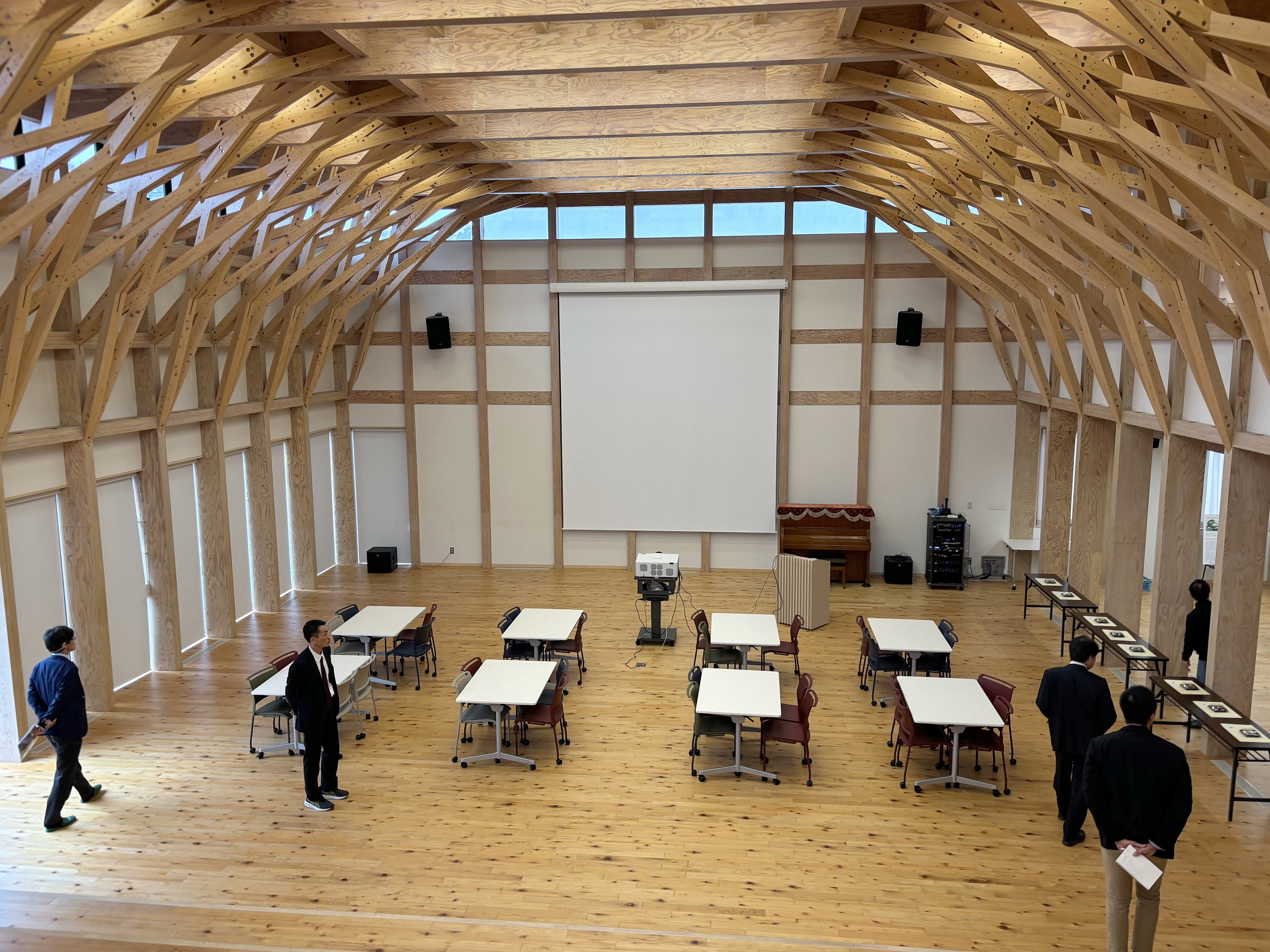 流山市立おおぐろの森中学校、木の梁、アーチが特徴的