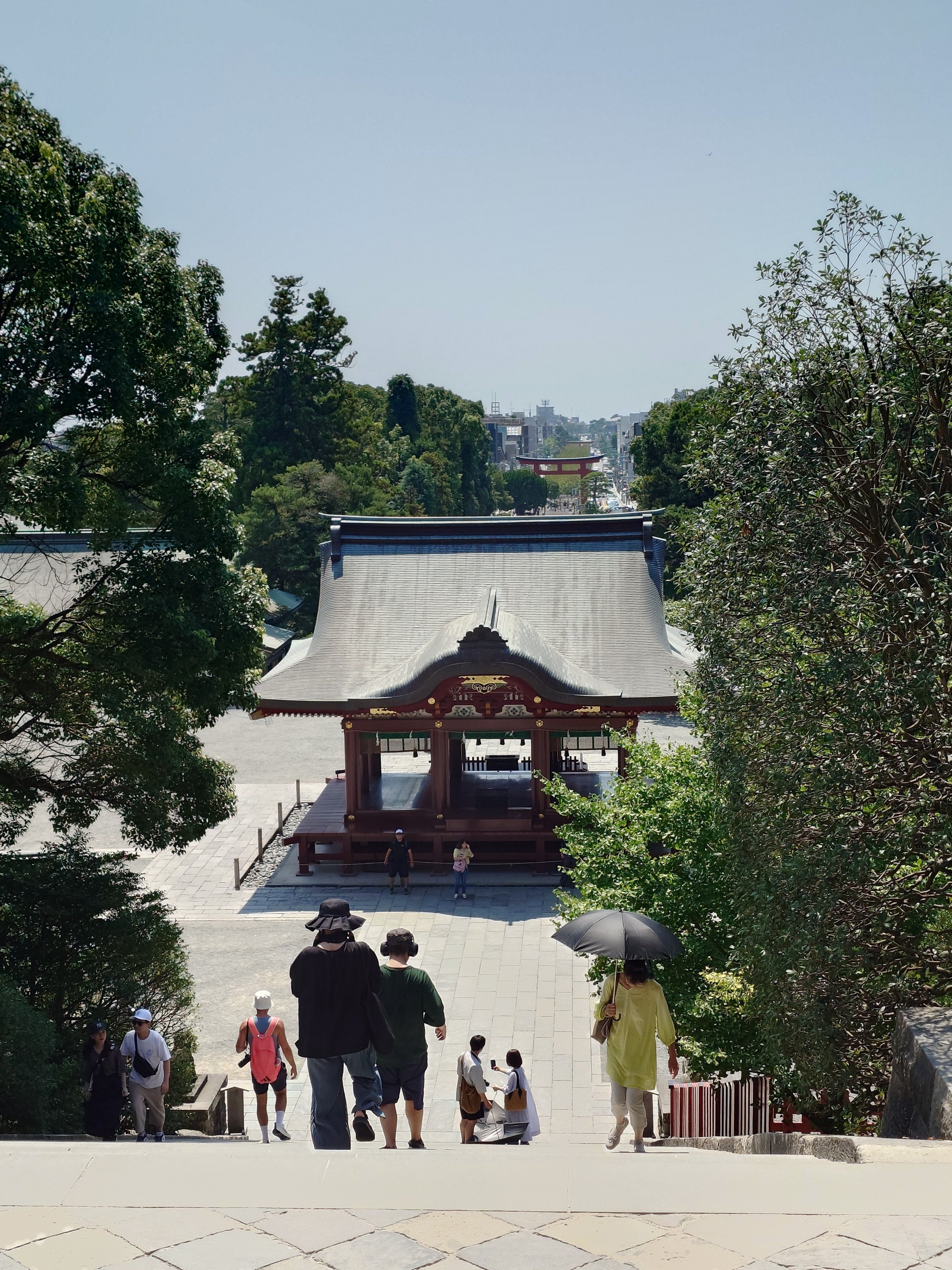 由比ヶ浜までまっすぐ伸びる参道を望む
