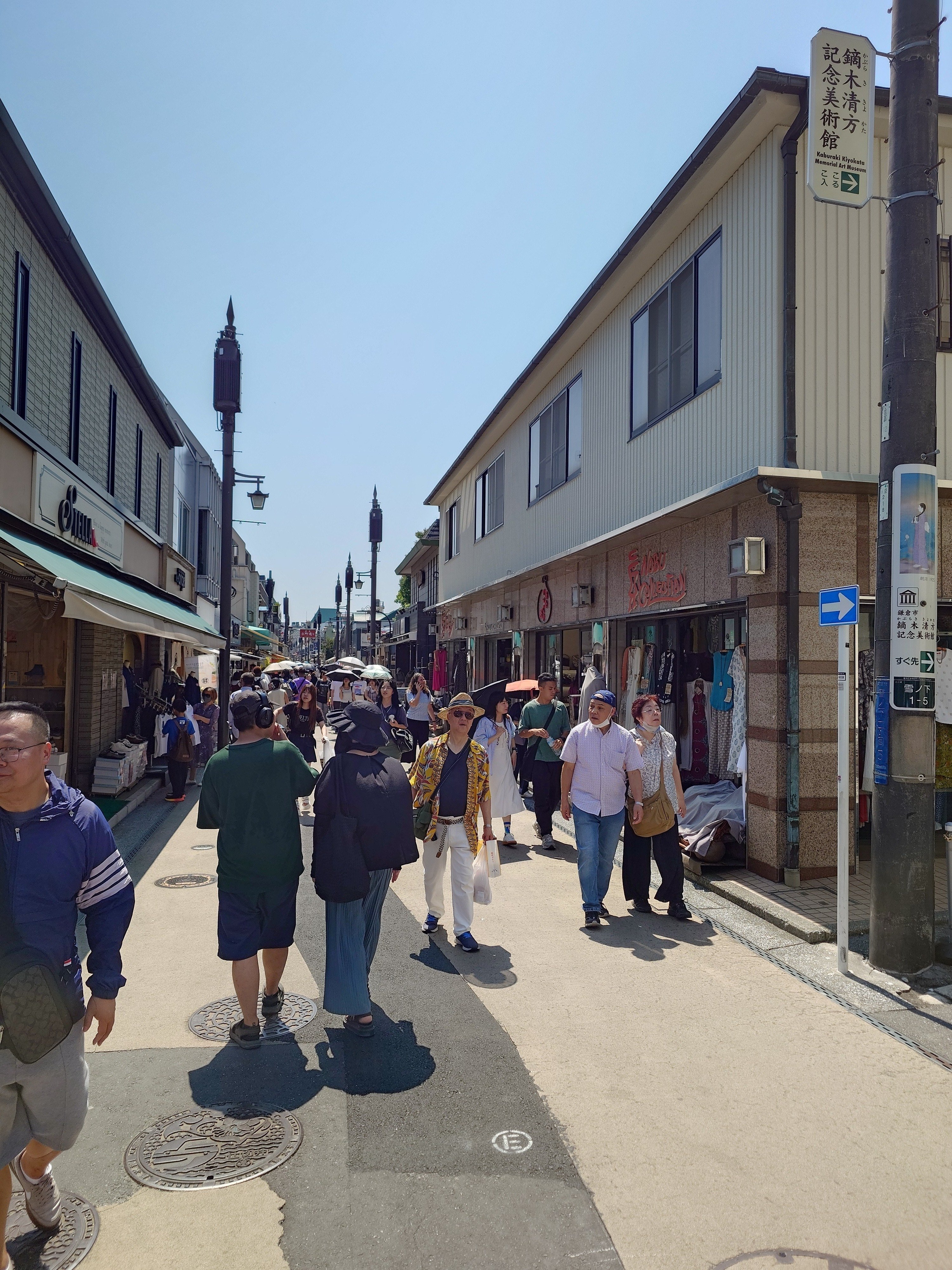 巨福呂坂を下っていくと観光客で賑わう小町通りへ