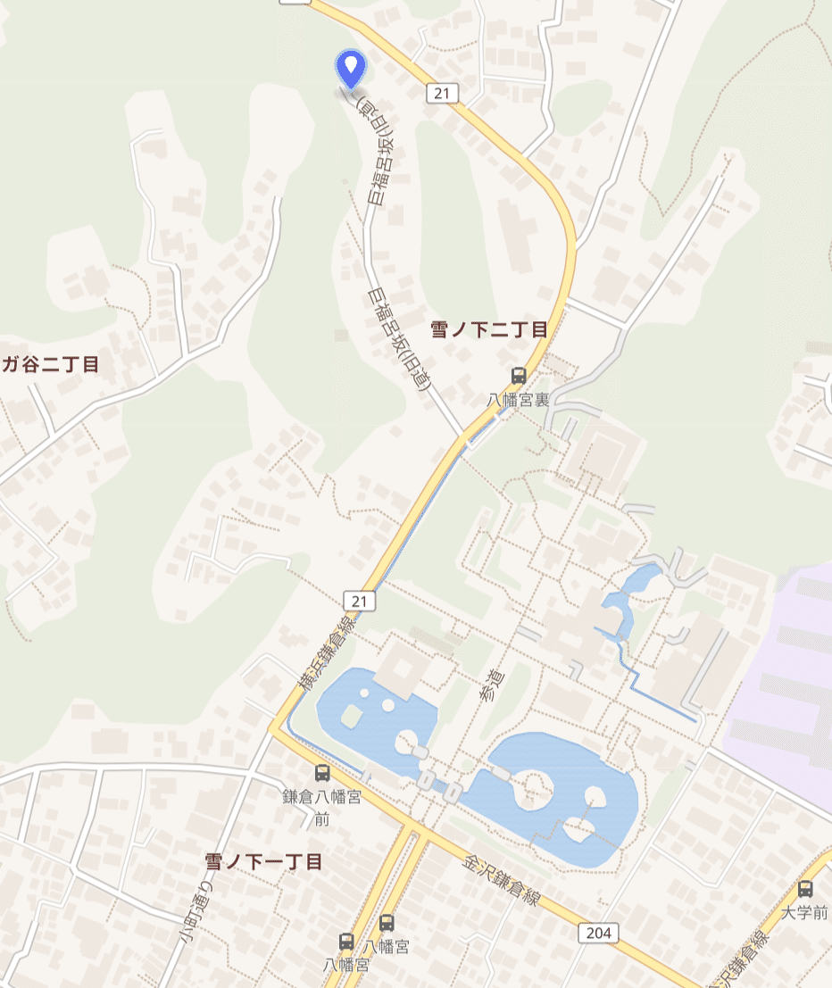 八幡宮の裏側に旧道の巨福呂坂