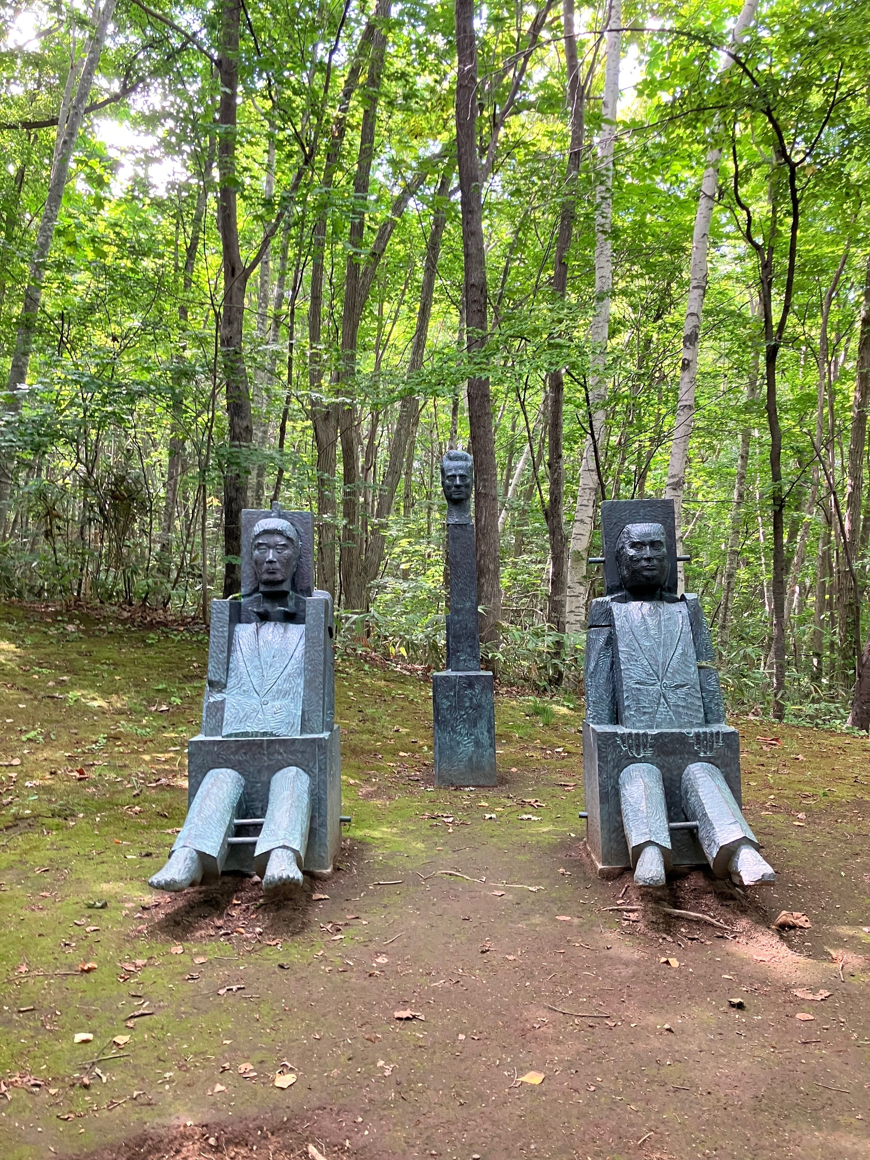 やせいの ちょうこくが あらわれた」札幌芸術の森 野外美術館 dokug(ur
