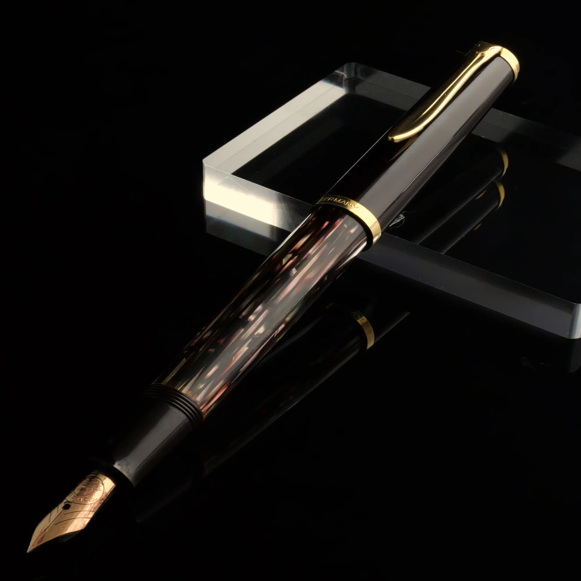 美しい茶縞に魅せられて：Pelikan 400NN M&K｜Hideo Takehara