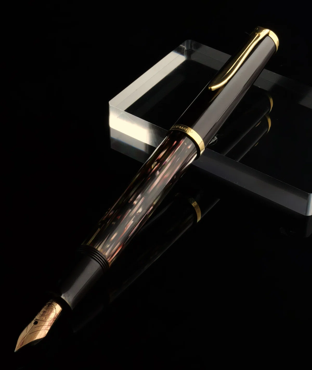 美しい茶縞に魅せられて：Pelikan 400NN M&K｜Hideo Takehara