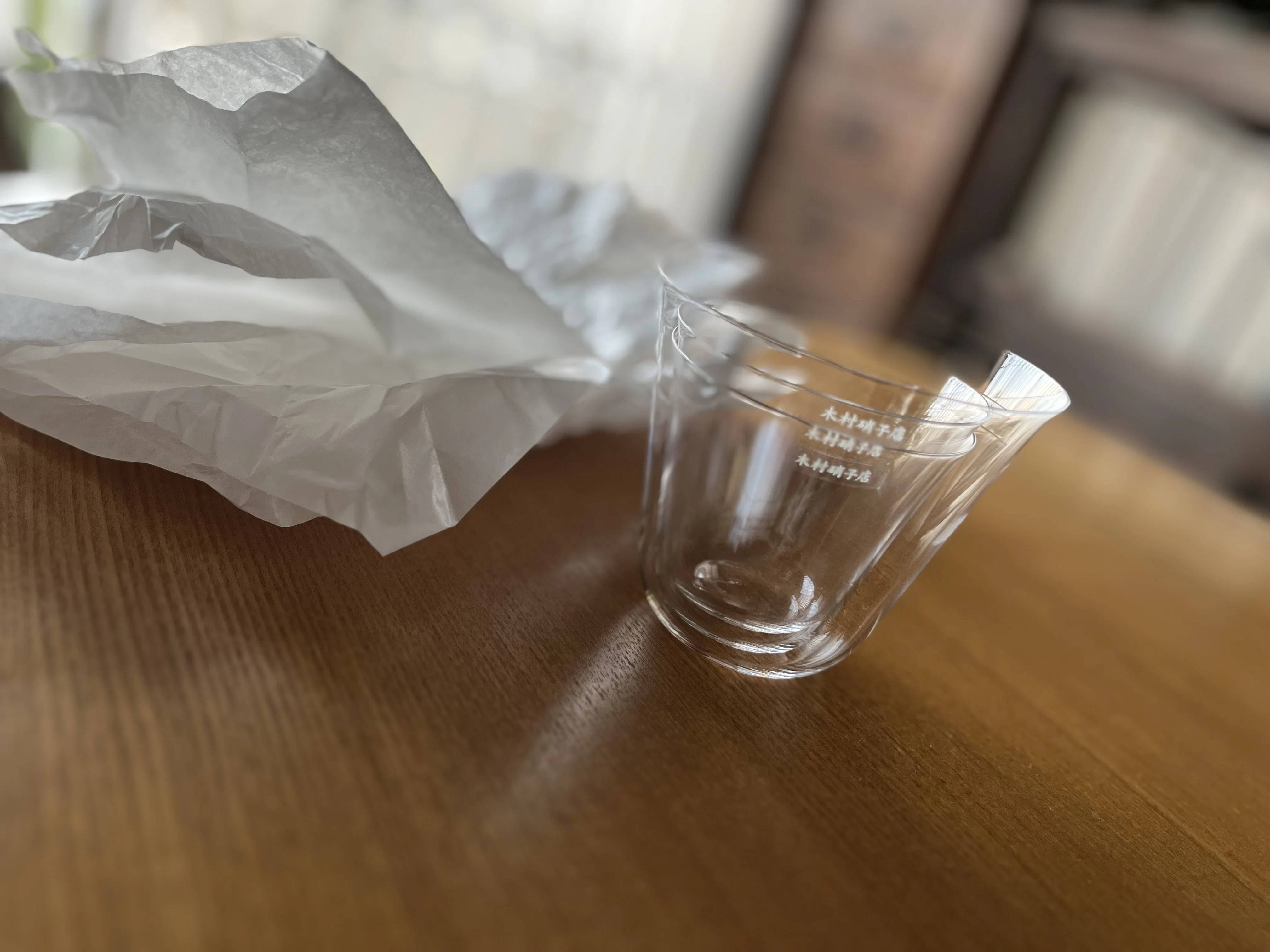 金継ぎ済みバカラ灰皿エキノックスのエンボスが美しすぎます。 ガラスの金継ぎ｜藤野佳菜子｜金継ぎプリュス
