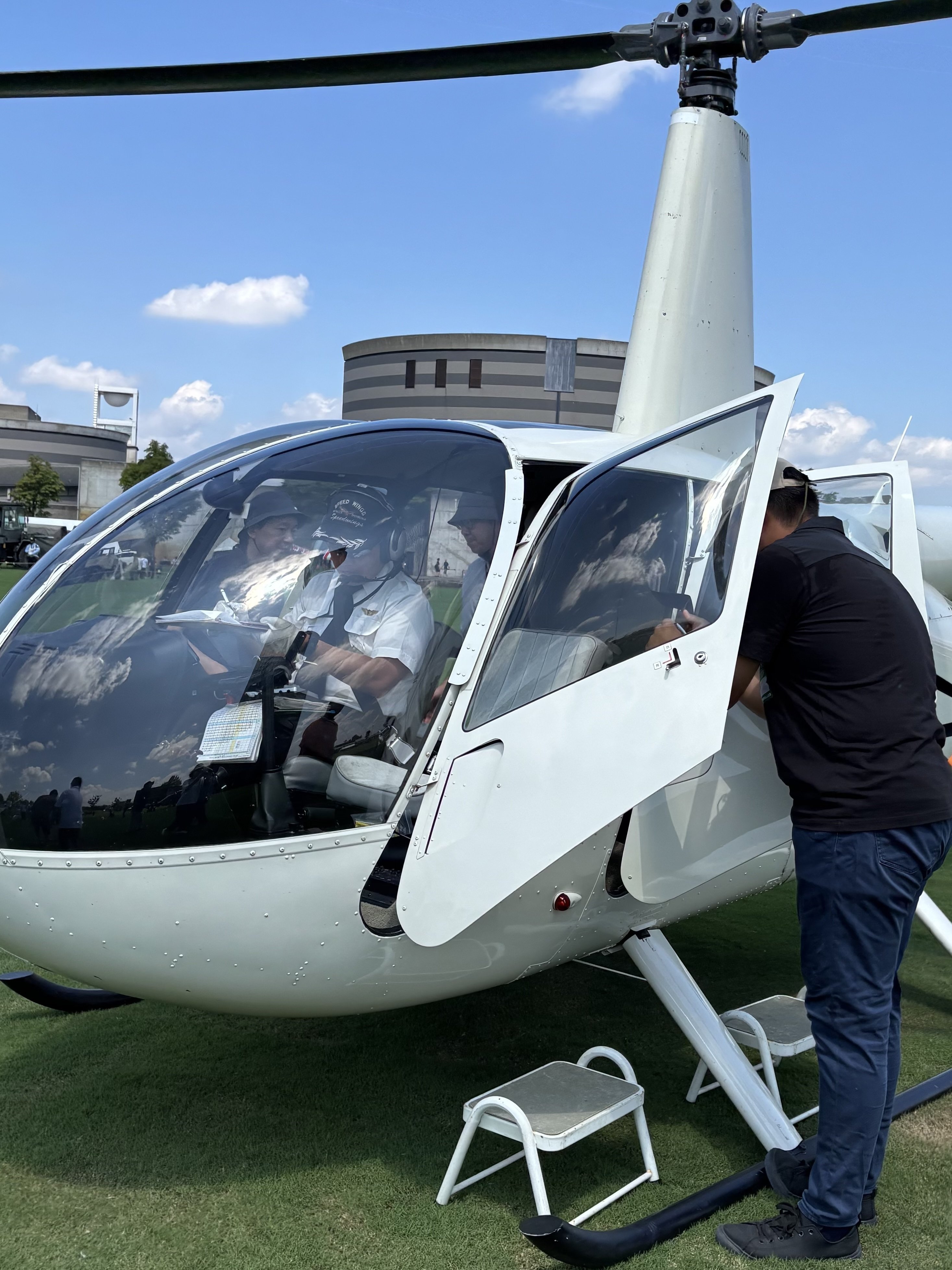 初めてヘリコプターに乗った話｜しろくろ