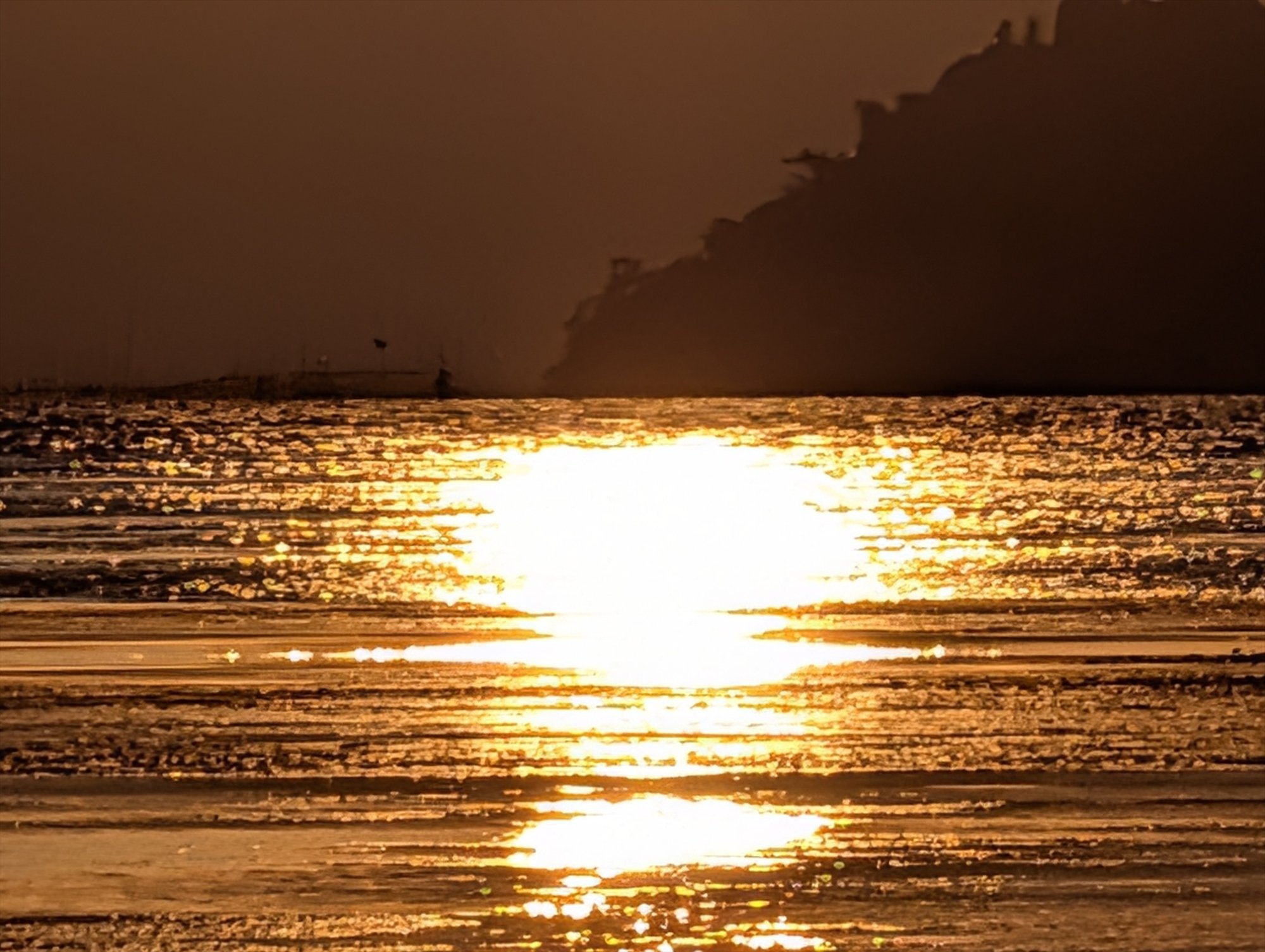 日没10個 Pixel 10 Pro XLの超解像ズームで夕日の照り返しはどこまで補正される