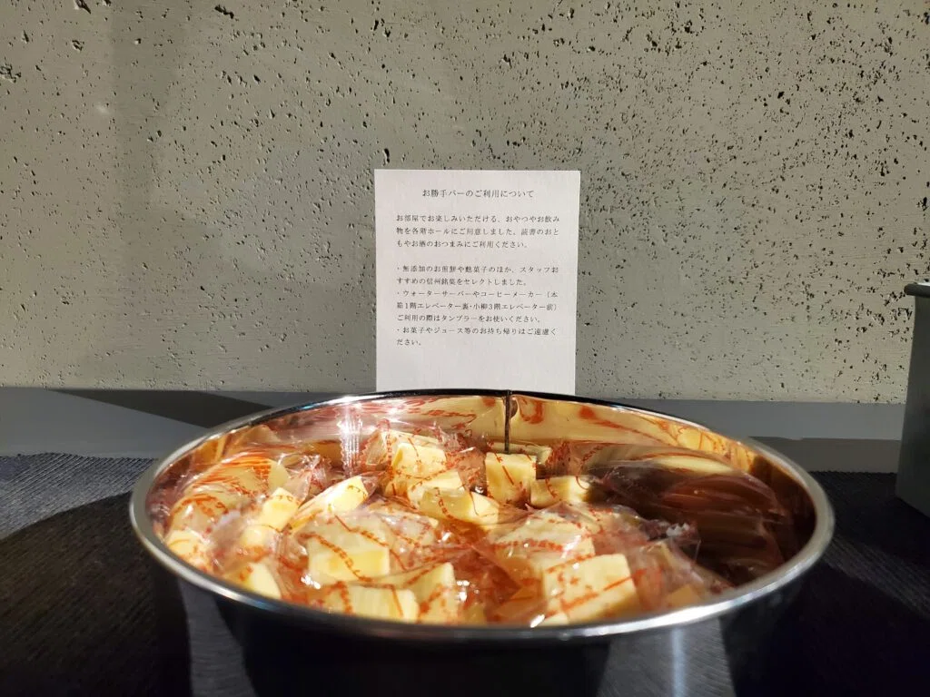松本十帖(本箱)廊下のお菓子類①