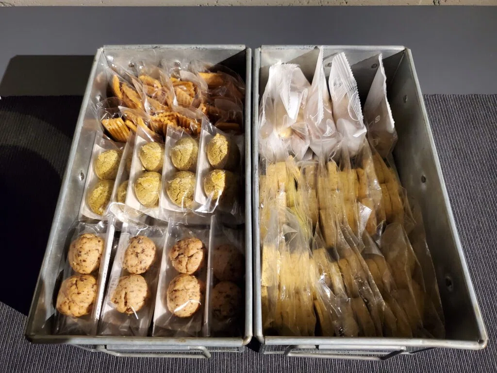 松本十帖(本箱)廊下のお菓子類②