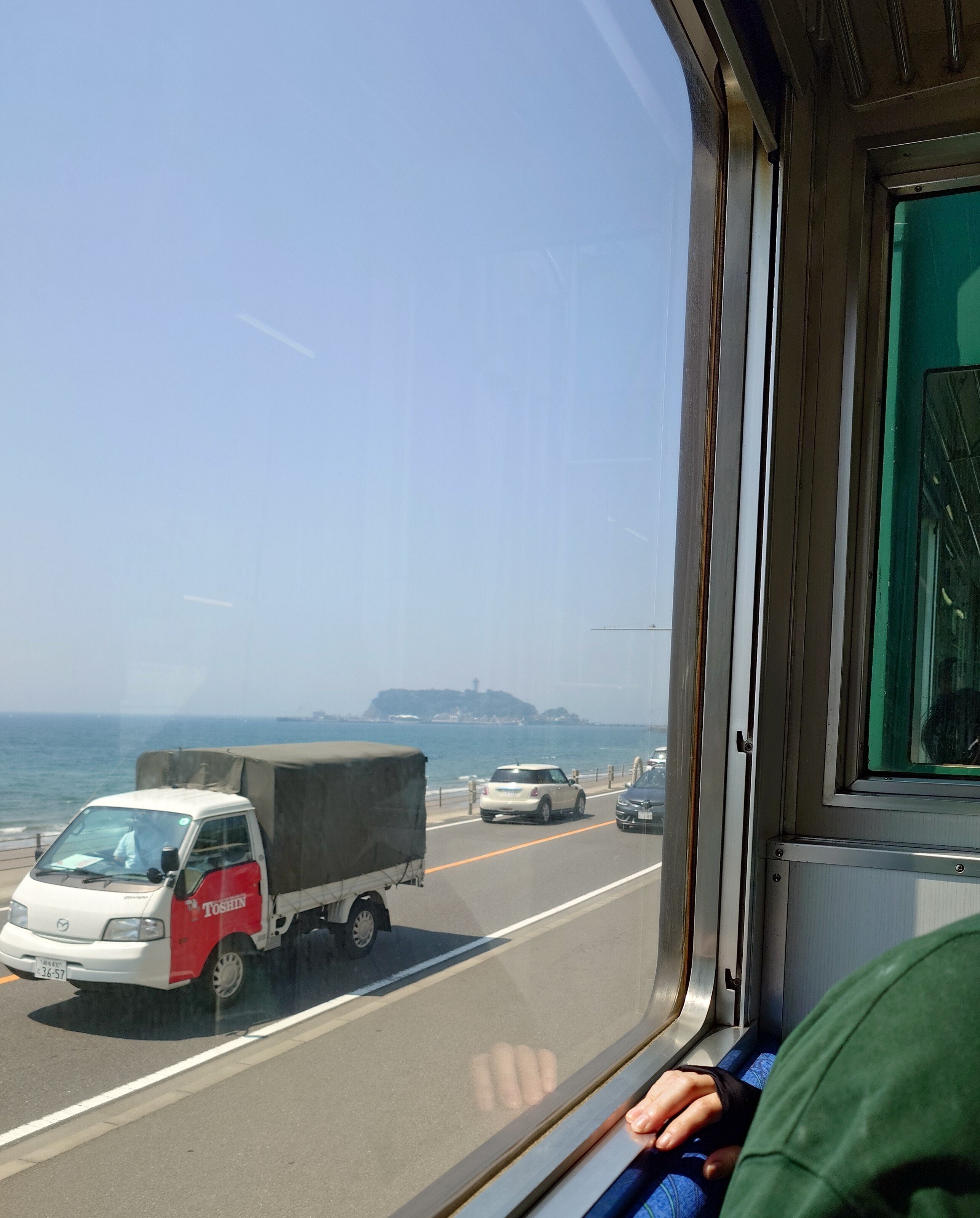 海岸線に出ると車窓から江ノ島が見える