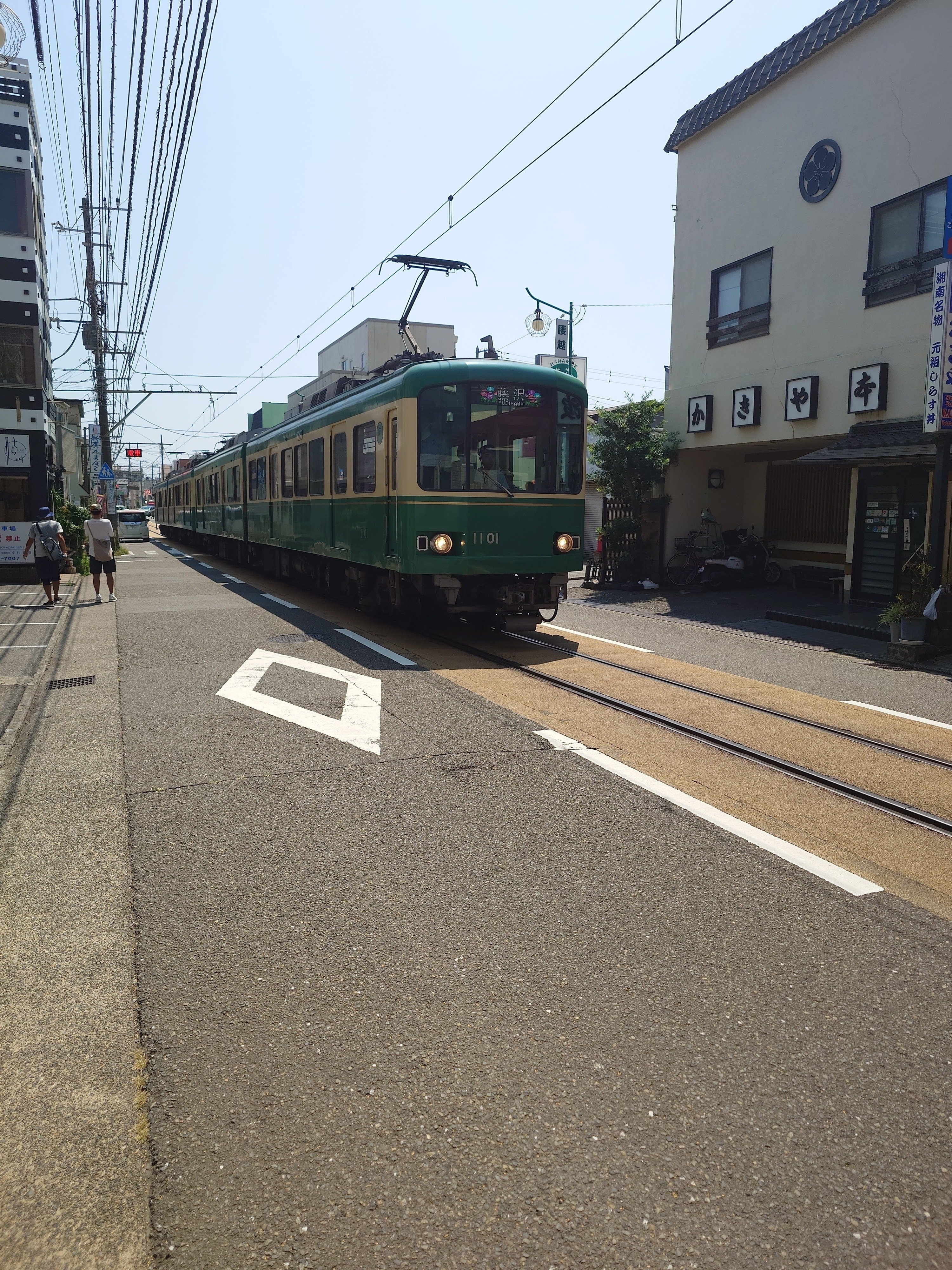 腰越駅付近の路面を走る江ノ電