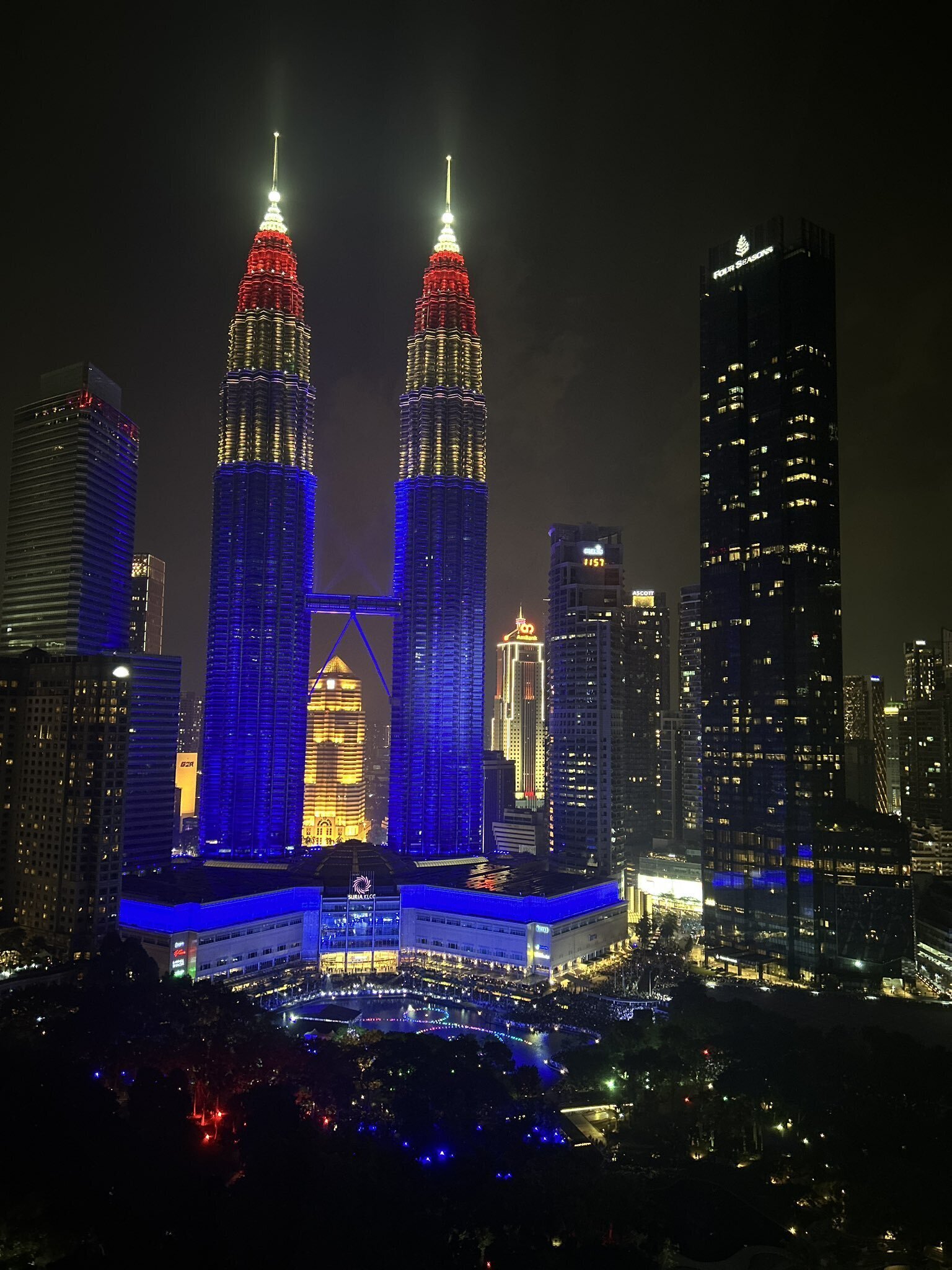 トレーダーズホテルでムルデカ仕様のツインタワーと花火を見てき