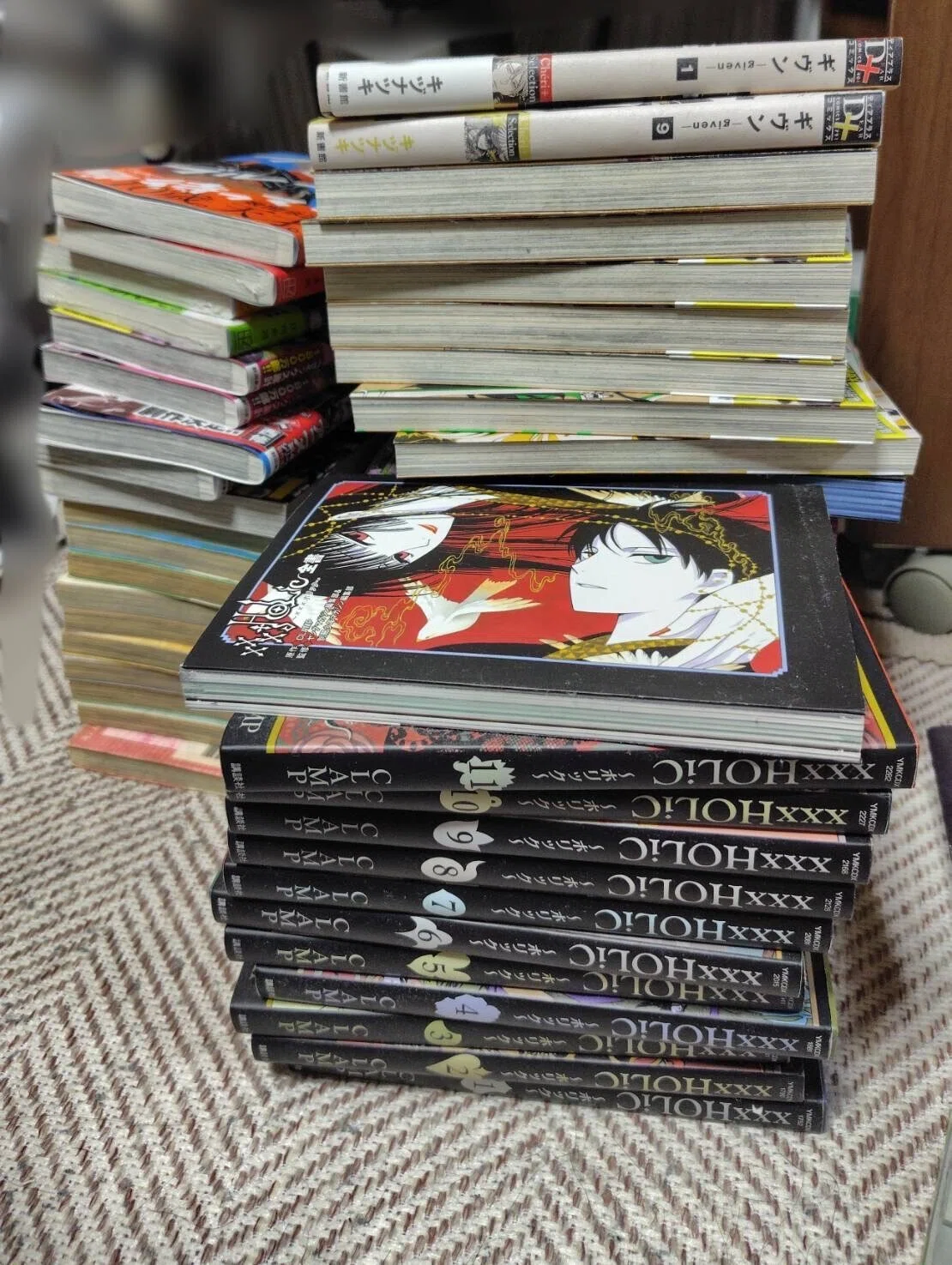 マス研員の本棚vol.12】厳選図書館＆漫画喫茶！ 正反対な凸凹本棚